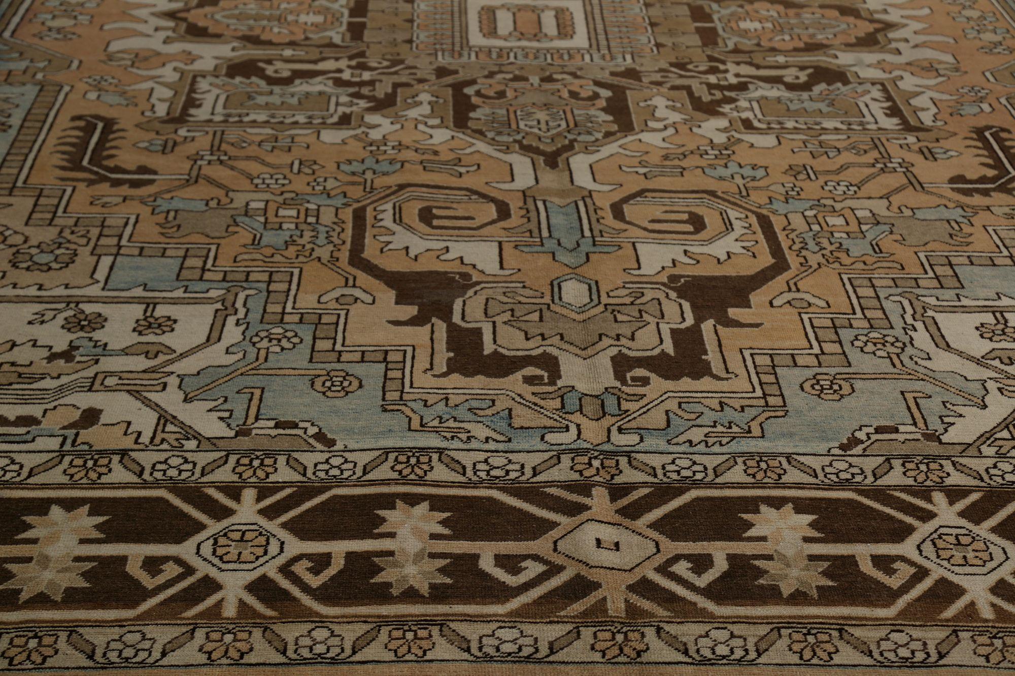 Entdecken Sie die Eleganz des persischen Heriz mit Teppichen aus der Zeit um 1880. Dieses exklusive Design aus Wolle und BlauBraunElfenbeinRot ist perfekt, um Ihren Raum zu verschönern.