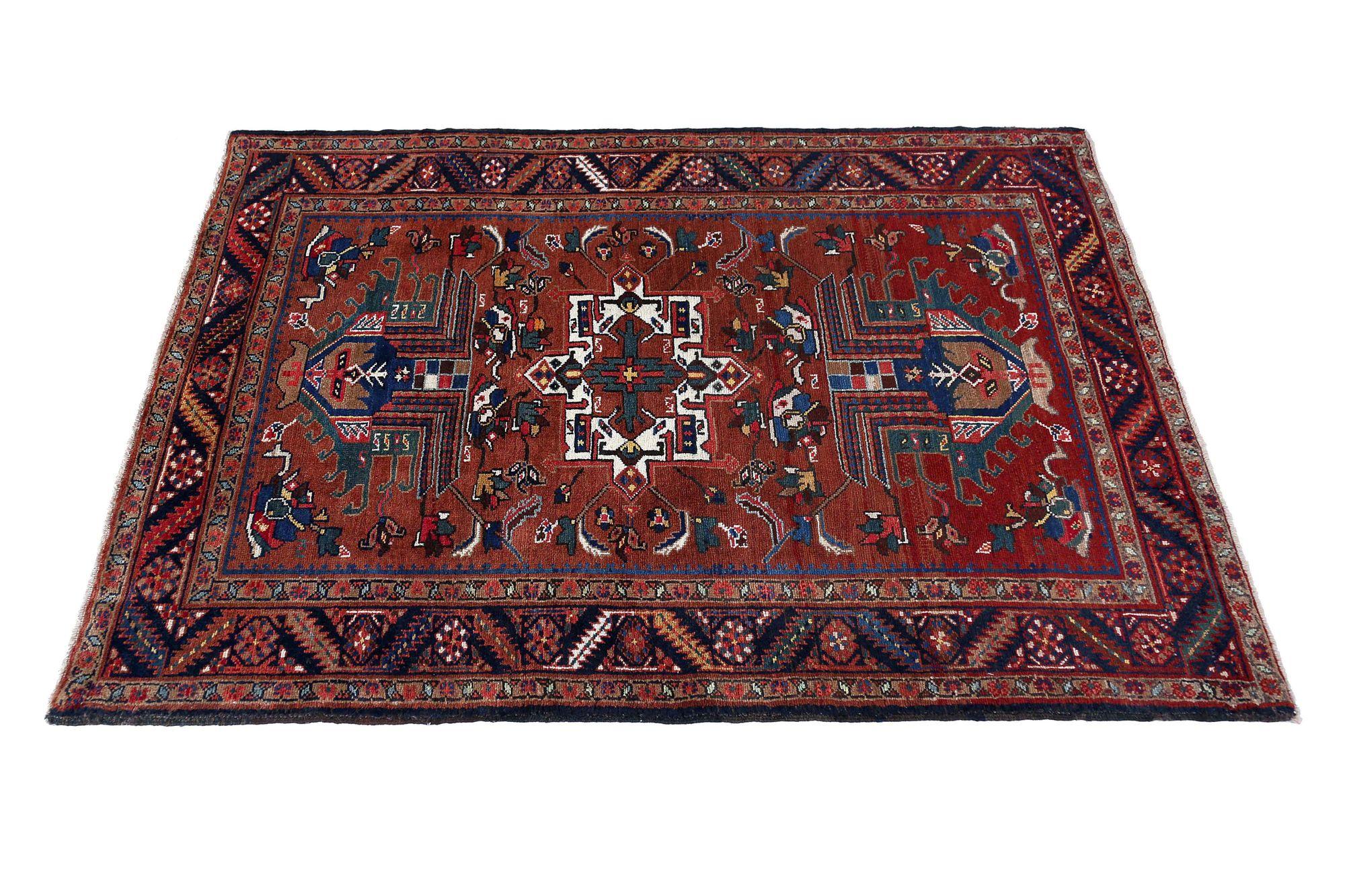 Entdecken Sie die Eleganz des persischen Heriz mit Teppichen aus der Zeit um 1880. Dieses exklusive Design aus Wolle und BlauBraunElfenbeinRot ist perfekt, um Ihren Raum zu verschönern.