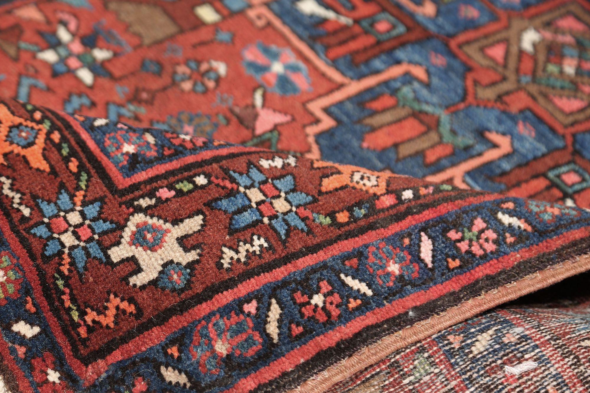 Entdecken Sie die Eleganz des persischen Heriz mit Teppichen aus der Zeit um 1940. Dieses exklusive Design in den Farben Wolle und BlauBraunRotTaupe ist perfekt, um Ihren Raum zu verschönern.