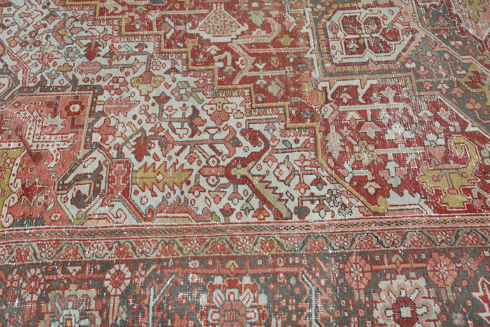 Descubre la elegancia de las alfombras persas Heriz de Circa 1910. Diseñado con Lana y AzulVerdeMarfilRojoAmarillo, este diseño exclusivo es perfecto para realzar tu espacio.
