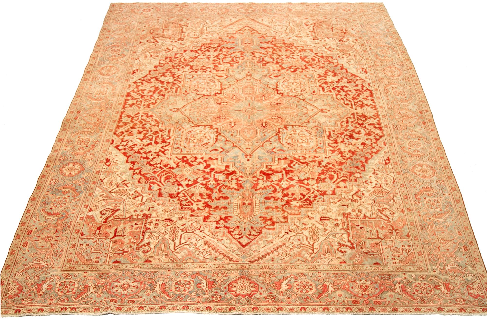 Entdecken Sie die Eleganz des persischen Heriz mit Teppichen aus der Zeit um 1880. Dieses exklusive Design aus Wolle und Blau-Elfenbein-Rot ist perfekt, um Ihren Raum zu verschönern.