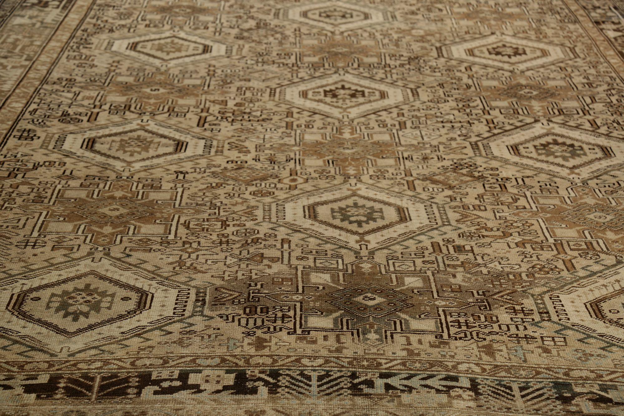 Scopri l'eleganza dei tappeti persiani Heriz con le caratteristiche dei tappeti CIRCA del 1880. Progettato in lana e marrone, questo design esclusivo è perfetto per valorizzare il tuo spazio.
