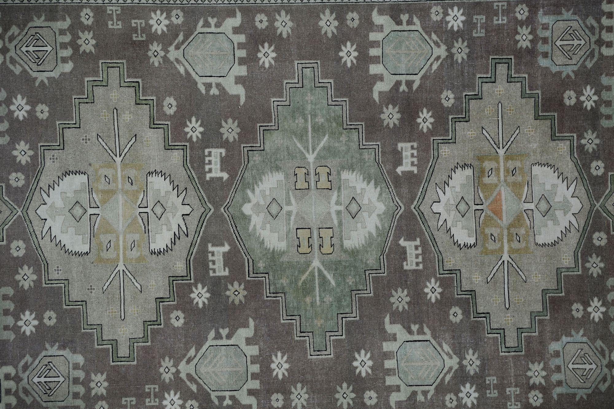 Scopri l'eleganza dei tappeti persiani Heriz con le caratteristiche dei tappeti CIRCA del 1880. Progettato con lana e marrone-verde, questo design esclusivo è perfetto per valorizzare il tuo spazio.