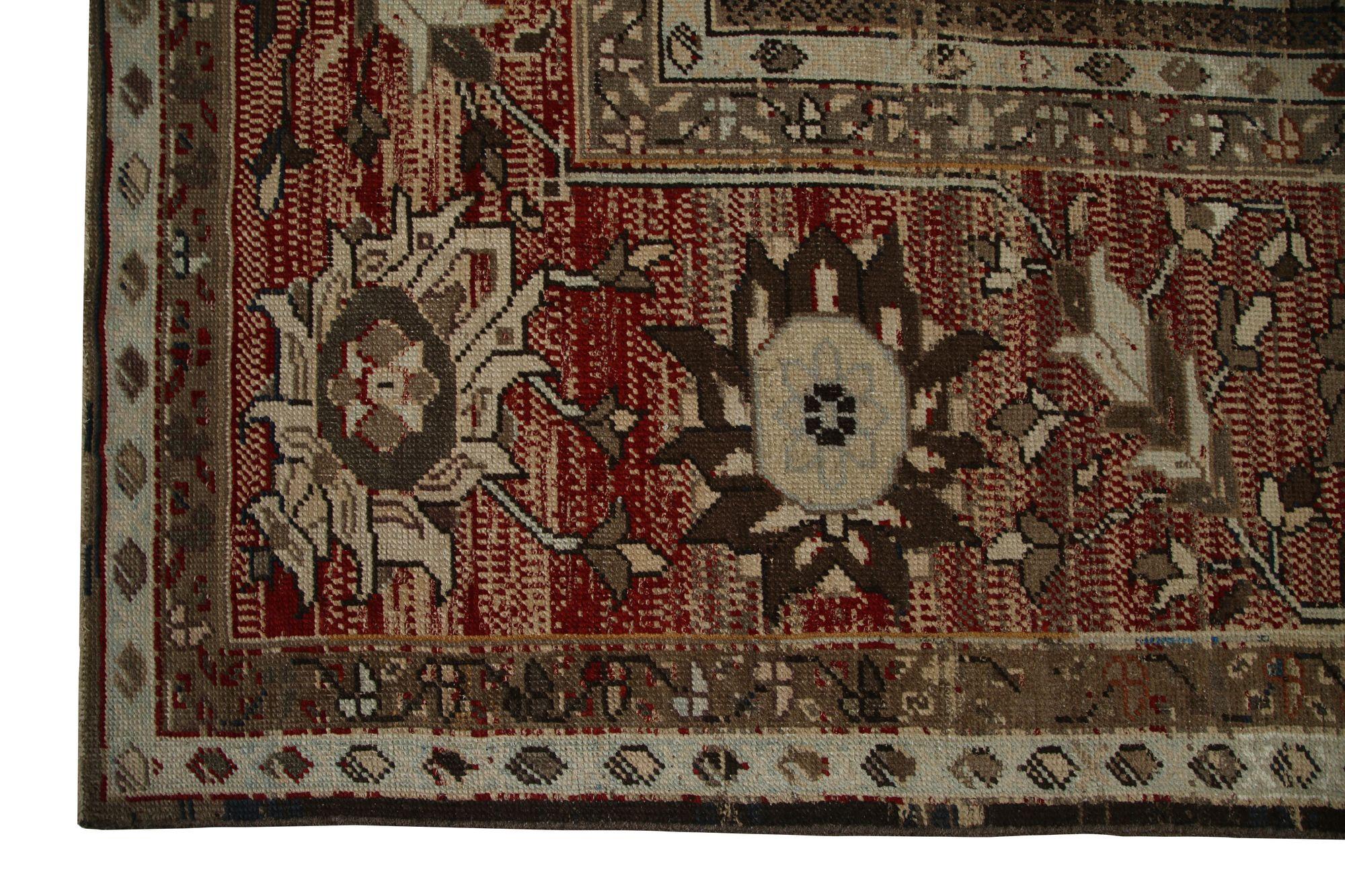 Entdecken Sie die Eleganz des persischen Heriz mit Teppichen aus der Zeit um 1940. Dieses exklusive Design aus Wolle und Braun-Elfenbein-Rot ist perfekt, um Ihren Raum zu verschönern.