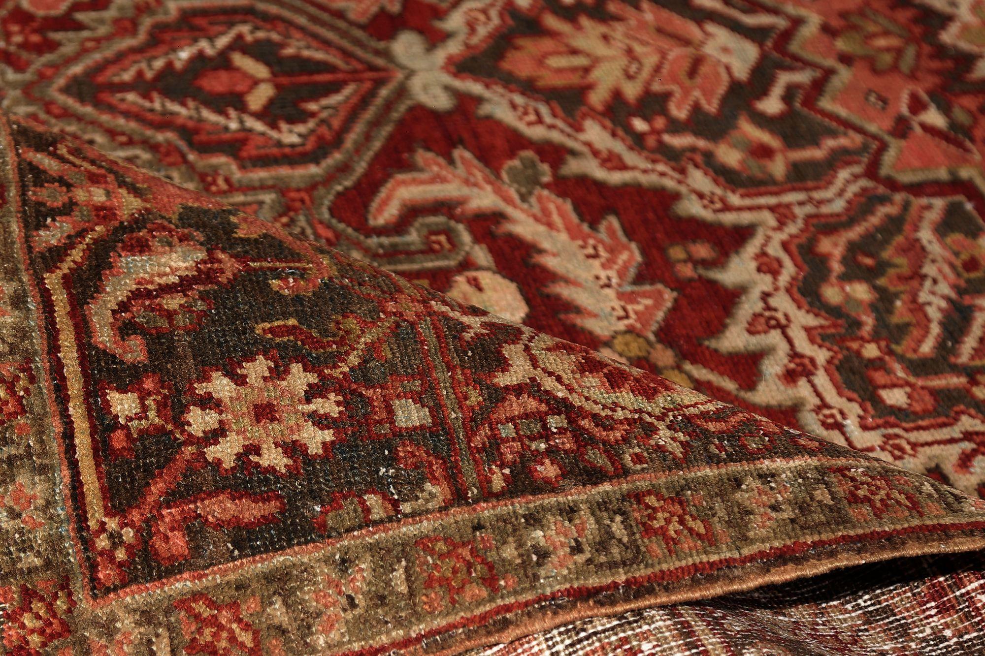 Entdecken Sie die Eleganz des persischen Heriz mit Teppichen aus der Zeit um 1910. Dieses exklusive Design aus Wolle und Braun-Elfenbein-Rot ist perfekt, um Ihren Raum zu verschönern.