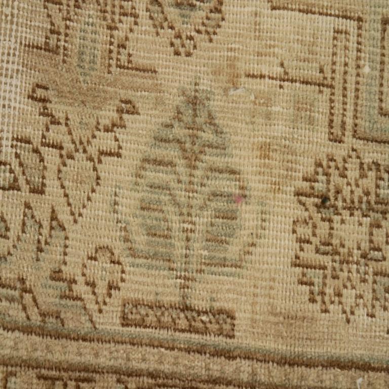 Scopri l'eleganza dei tappeti persiani Heriz con le caratteristiche dei tappeti CIRCA del 1910. Progettato con lana e marrone-avorio-tortora, questo design esclusivo è perfetto per valorizzare il tuo spazio.