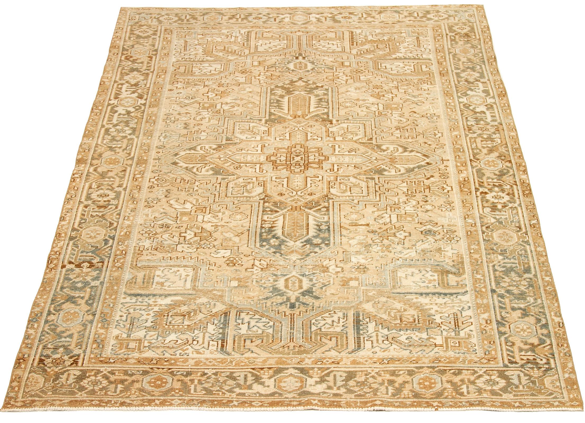 Scopri l'eleganza dei tappeti persiani Heriz con le caratteristiche dei tappeti CIRCA del 1910. Progettato con lana e marrone-avorio-tortora, questo design esclusivo è perfetto per valorizzare il tuo spazio.