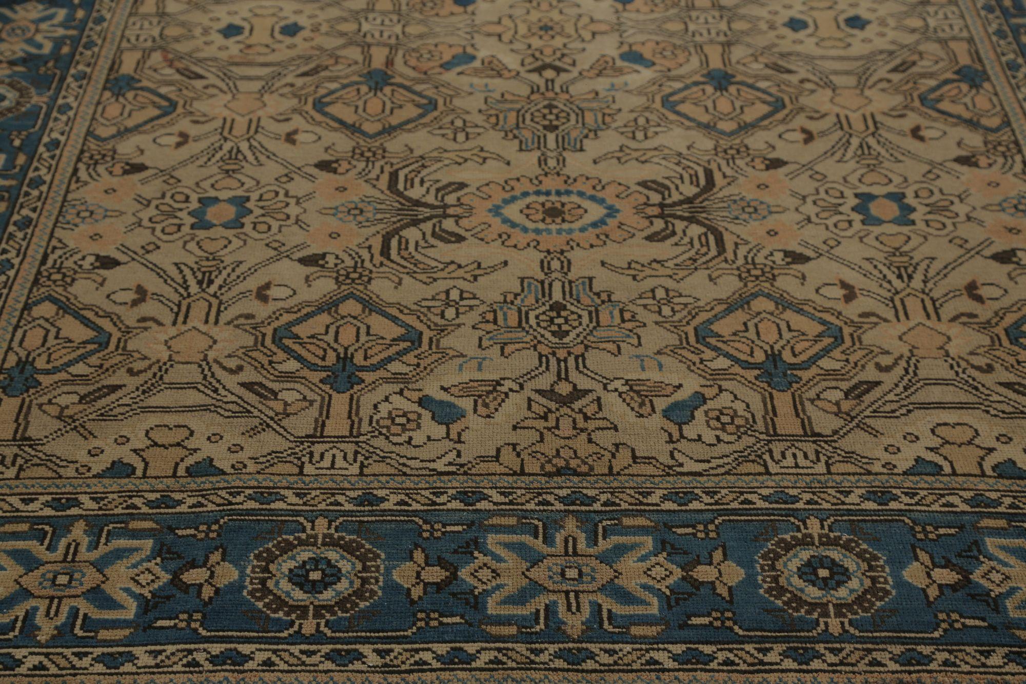 Entdecken Sie die Eleganz des persischen Heriz mit Teppichen aus der Zeit um 1910. Dieses exklusive Design aus Wolle und Braun-Elfenbein-Taupe ist perfekt, um Ihren Raum zu verschönern.