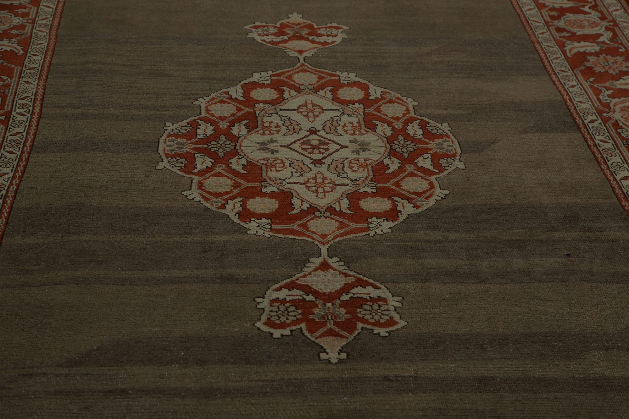 Entdecken Sie die Eleganz des persischen Heriz mit Teppichen aus der Zeit um 1910. Dieses exklusive Design aus Wolle und Braunrot ist perfekt, um Ihren Raum zu verschönern.