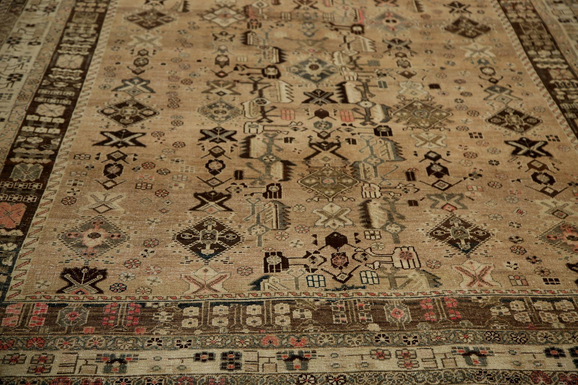 Entdecken Sie die Eleganz des persischen Heriz mit Teppichen aus der Zeit um 1880. Dieses exklusive Design aus Wolle und BrownTaupe ist perfekt, um Ihren Raum zu verschönern.