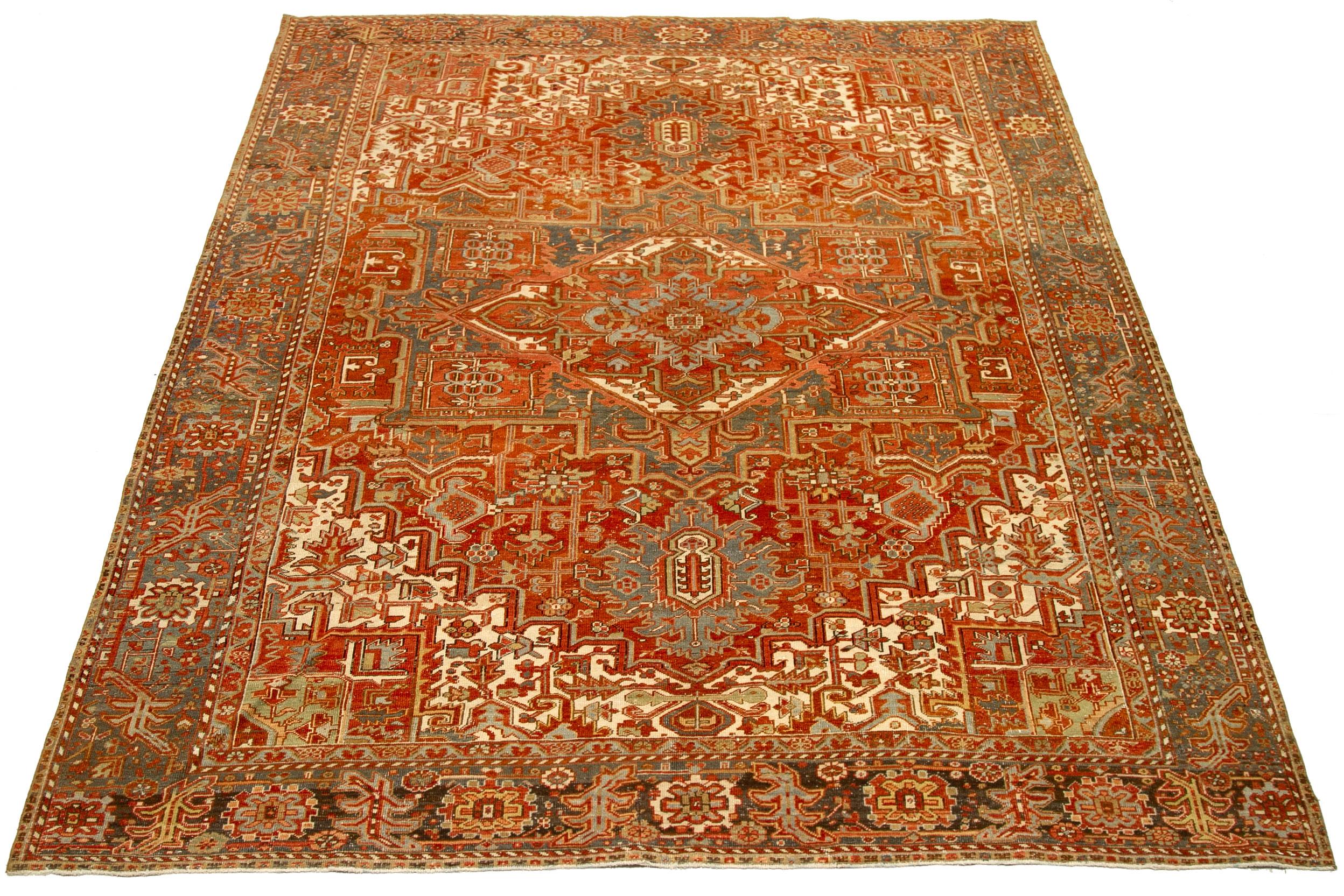 Entdecken Sie die Eleganz des persischen Heriz mit Teppichen aus der Zeit um 1880. Dieses exklusive Design aus Wolle und GrayIvoryRed ist perfekt, um Ihren Raum zu verschönern.