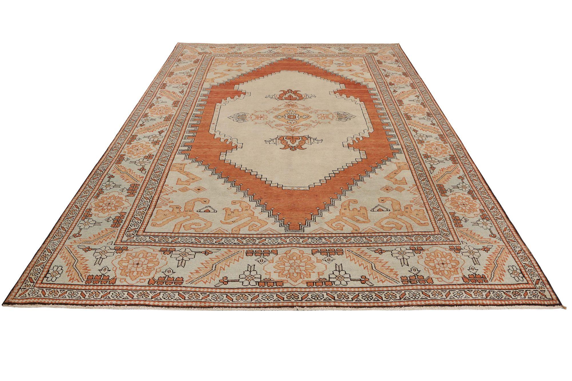 Descubre la elegancia de las alfombras persas Heriz de Circa 1910. Diseñado con Lana y MarfilNaranja, este diseño exclusivo es perfecto para realzar tu espacio.