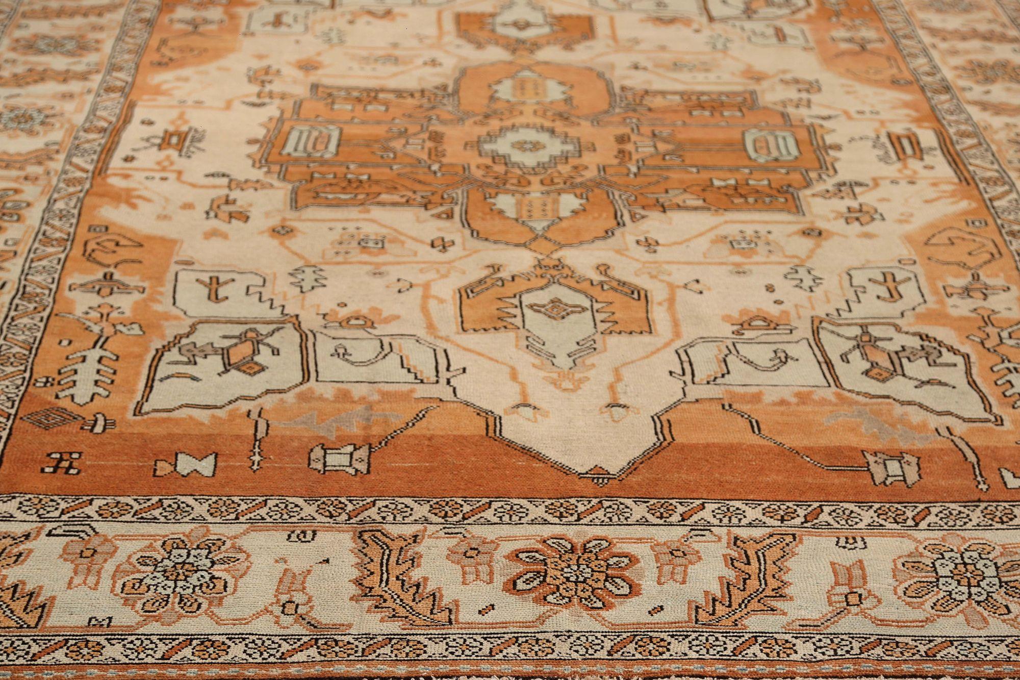 Entdecken Sie die Eleganz des persischen Heriz mit Teppichen aus der Zeit um 1880. Dieses exklusive Design aus Wolle und ElfenbeinOrange ist perfekt, um Ihren Raum zu verschönern.