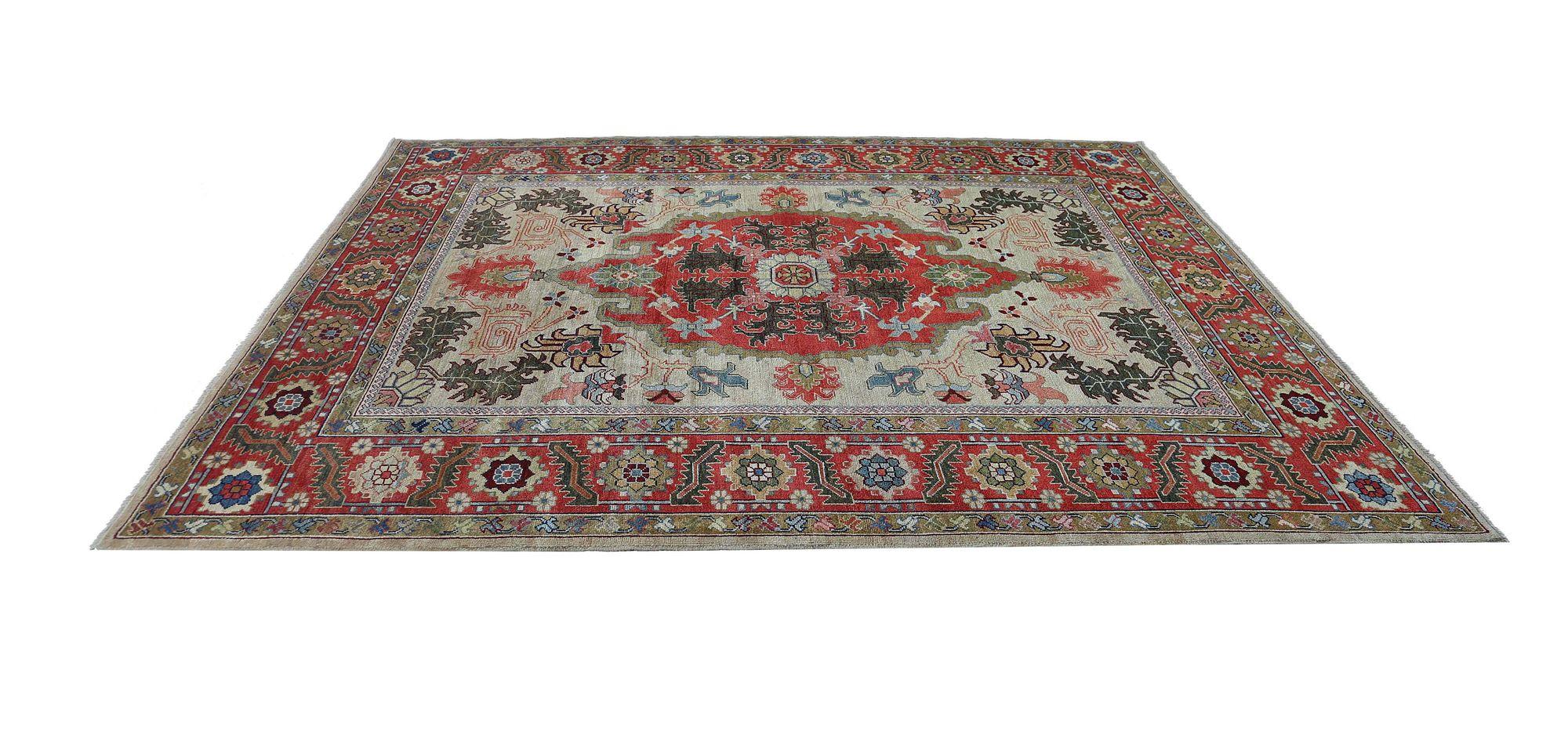 Scopri l'eleganza dei tappeti persiani Heriz con le caratteristiche dei tappeti CIRCA del 1910. Progettato con lana e IvoryRed, questo design esclusivo è perfetto per valorizzare il tuo spazio.