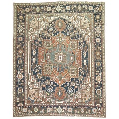 Tapis persan Masculine Heriz marron anthracite et bleu marine, taille de pièce, début du XXe siècle