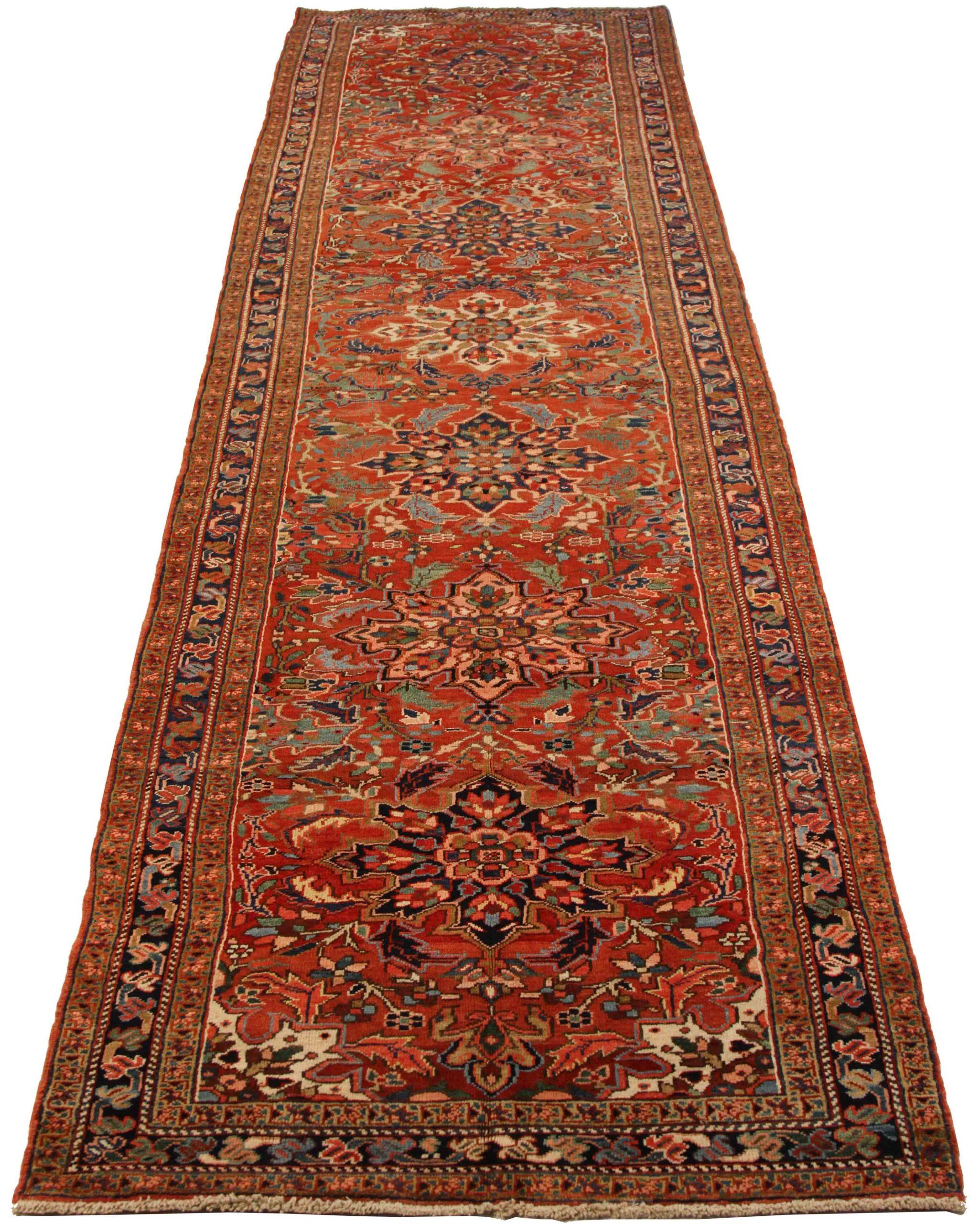 Scopri l'eleganza del Persian Heriz, caratterizzato da una splendida lavorazione artigianale del 1880 circa. Progettato con una meticolosa attenzione ai dettagli, questo design esclusivo è perfetto per valorizzare il tuo spazio.