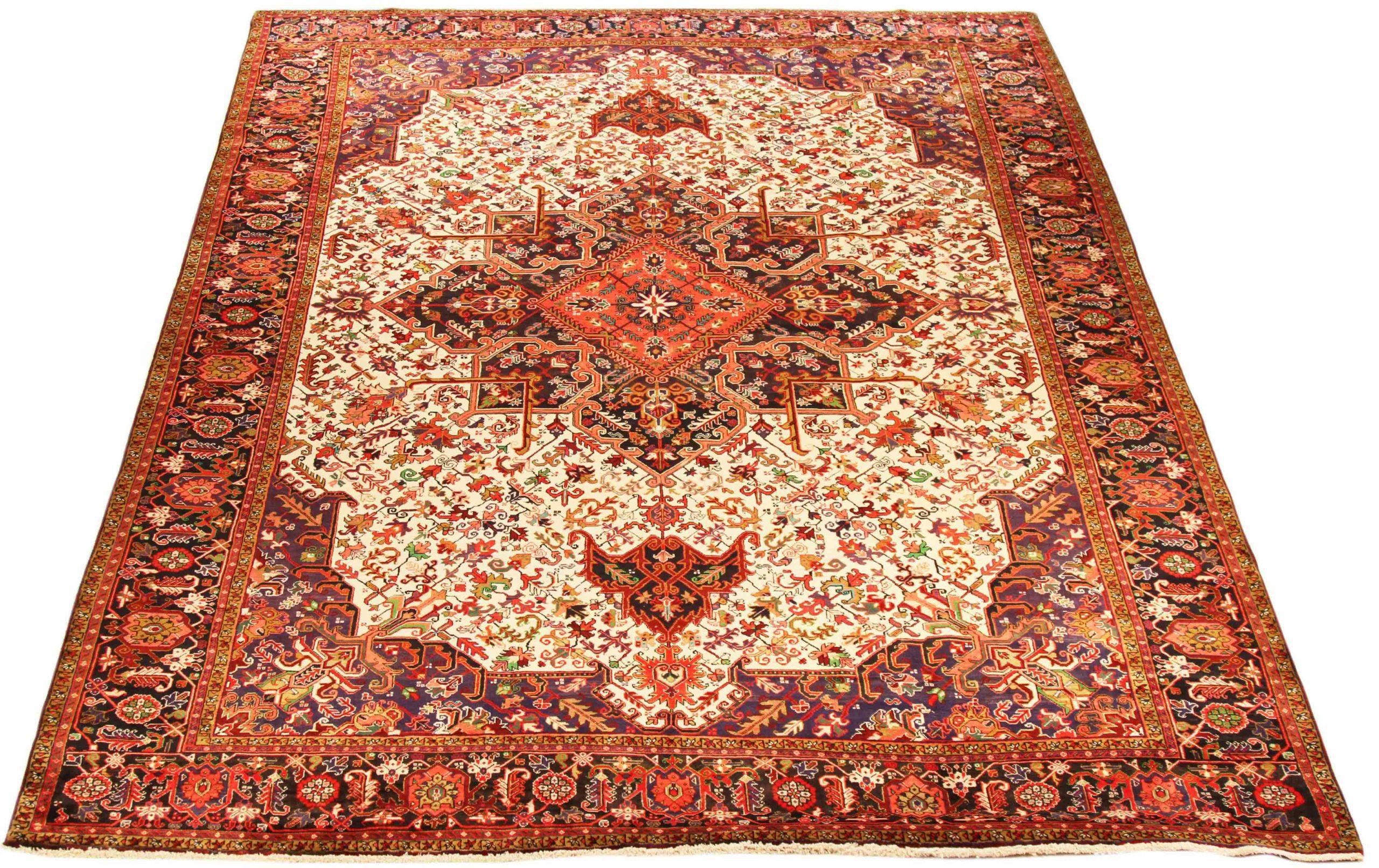 Entdecken Sie die Eleganz des persischen Heriz mit seiner wunderschönen Handwerkskunst aus der Zeit um 1880. Dieses exklusive Design, das mit viel Liebe zum Detail entworfen wurde, ist perfekt, um Ihren Raum zu verschönern.