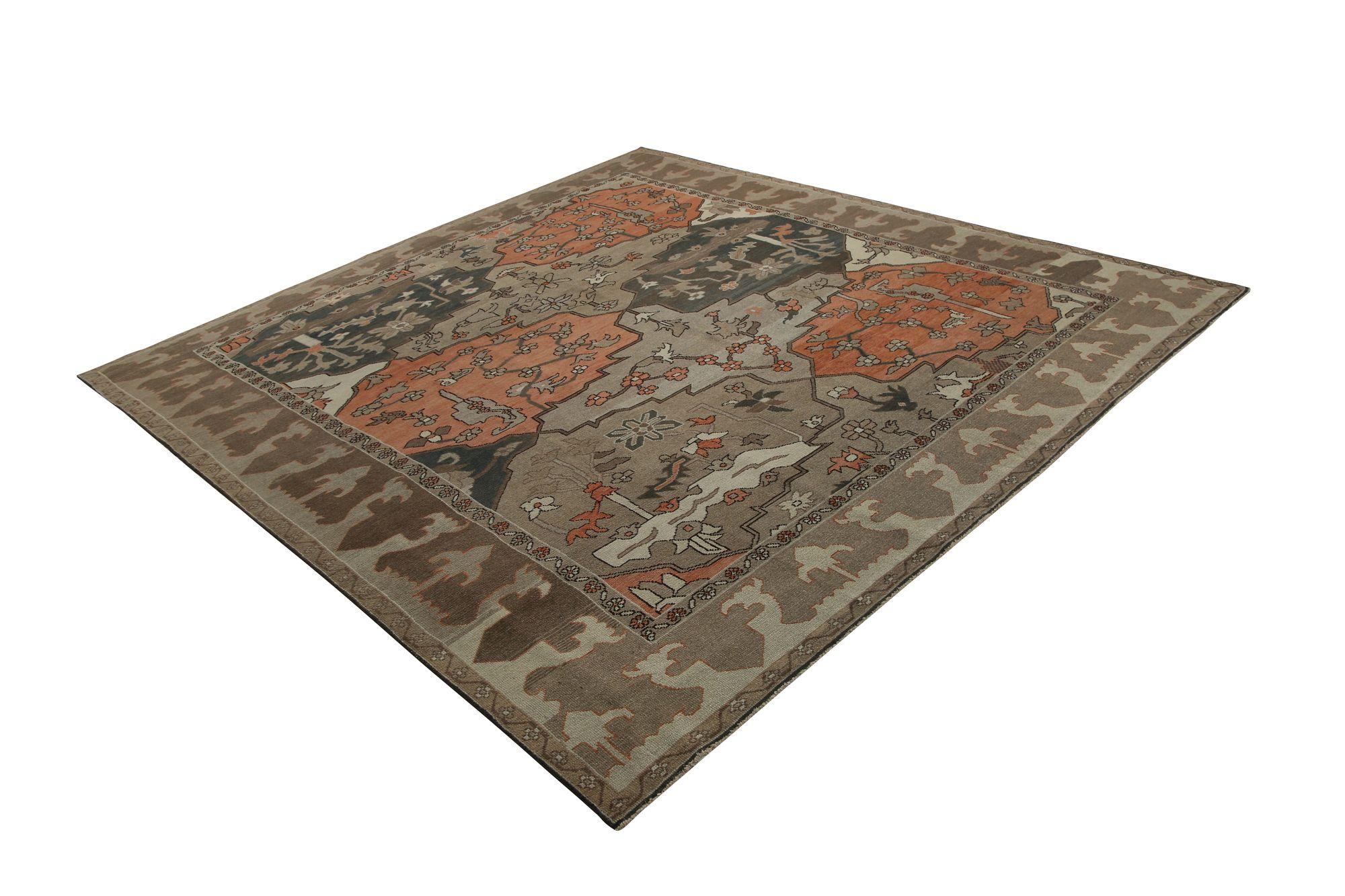 Scopri l'eleganza del tappeto persiano Heriz, caratterizzato da un formato over size, risalente al 1880. Progettato con lana e BrownRed, questo design esclusivo è perfetto per valorizzare il tuo spazio.