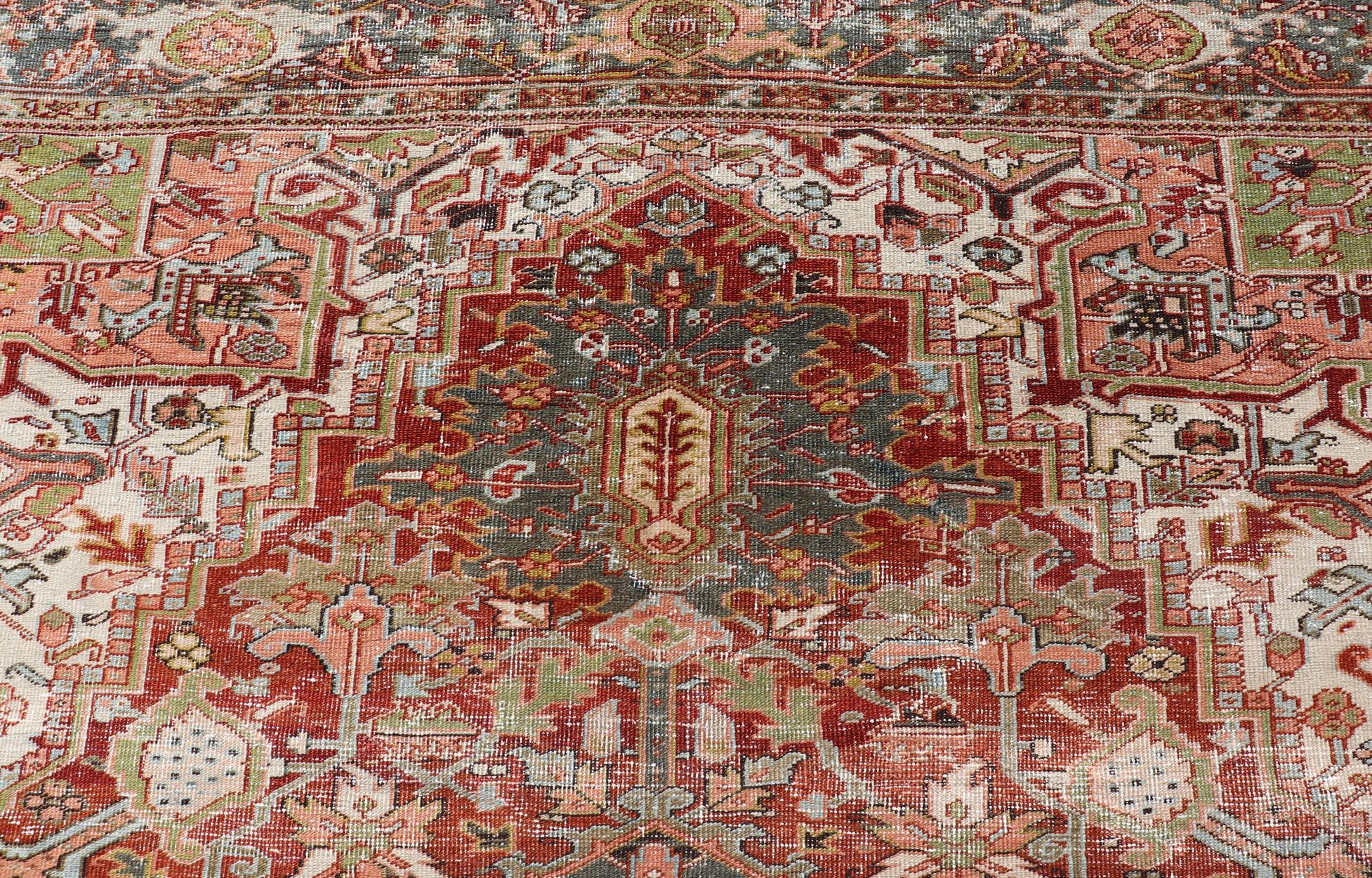 Maße: 8'10 x 11'1 
Persischer Heriz-Teppich in reicher Farbpalette und Design Keivan Woven Arts / Teppich / TU-SUT-5051 Ursprungsland / Art: Heriz / Iran. 

Der antike persische Heriz-Teppich zeigt eine atemberaubende Vielfalt an satten Farben und