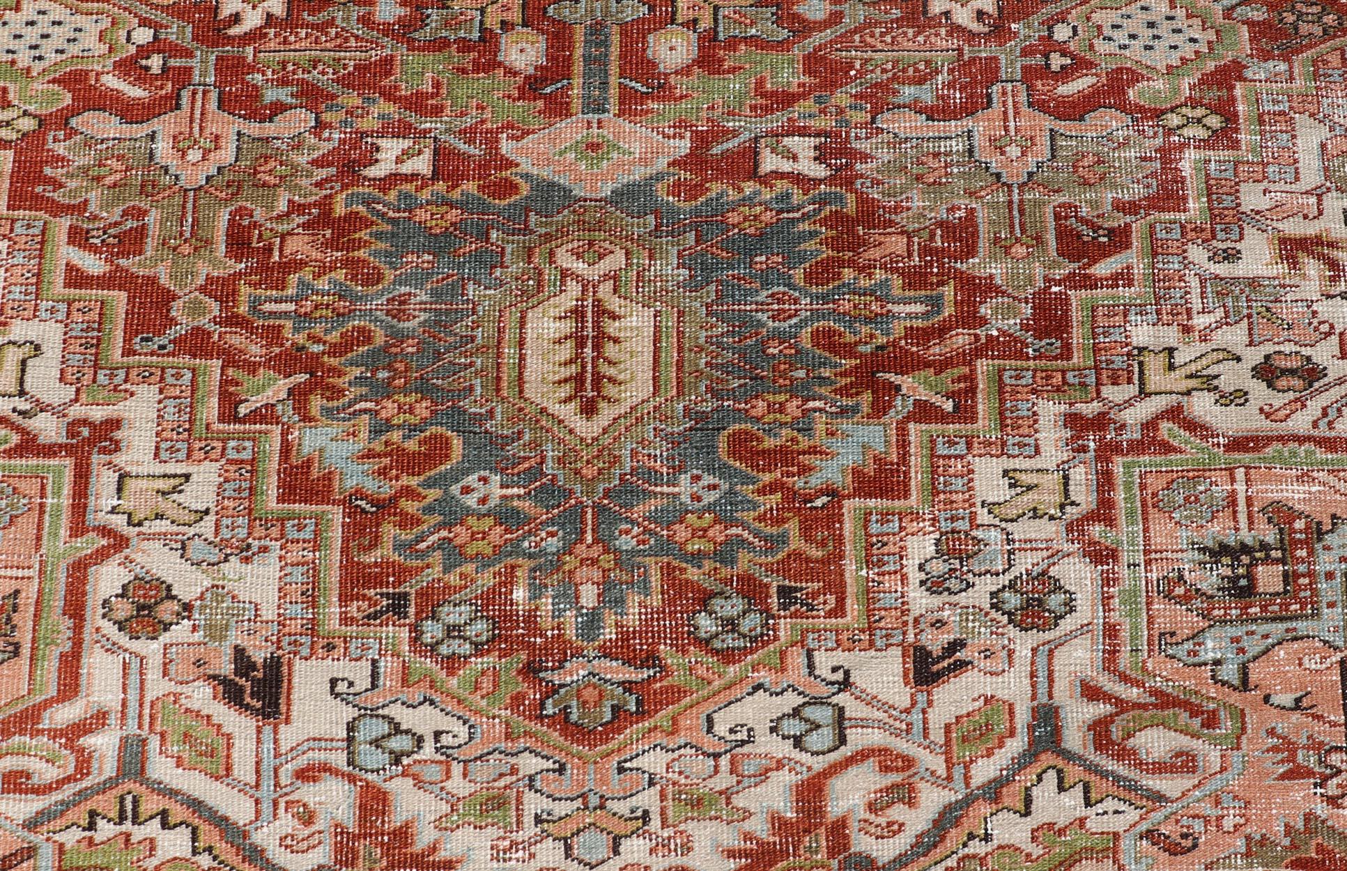 Persischer Heriz-Teppich in reichhaltiger Farbpalette und Medaillon-Design 8'10 x 11'1 (Handgeknüpft) im Angebot