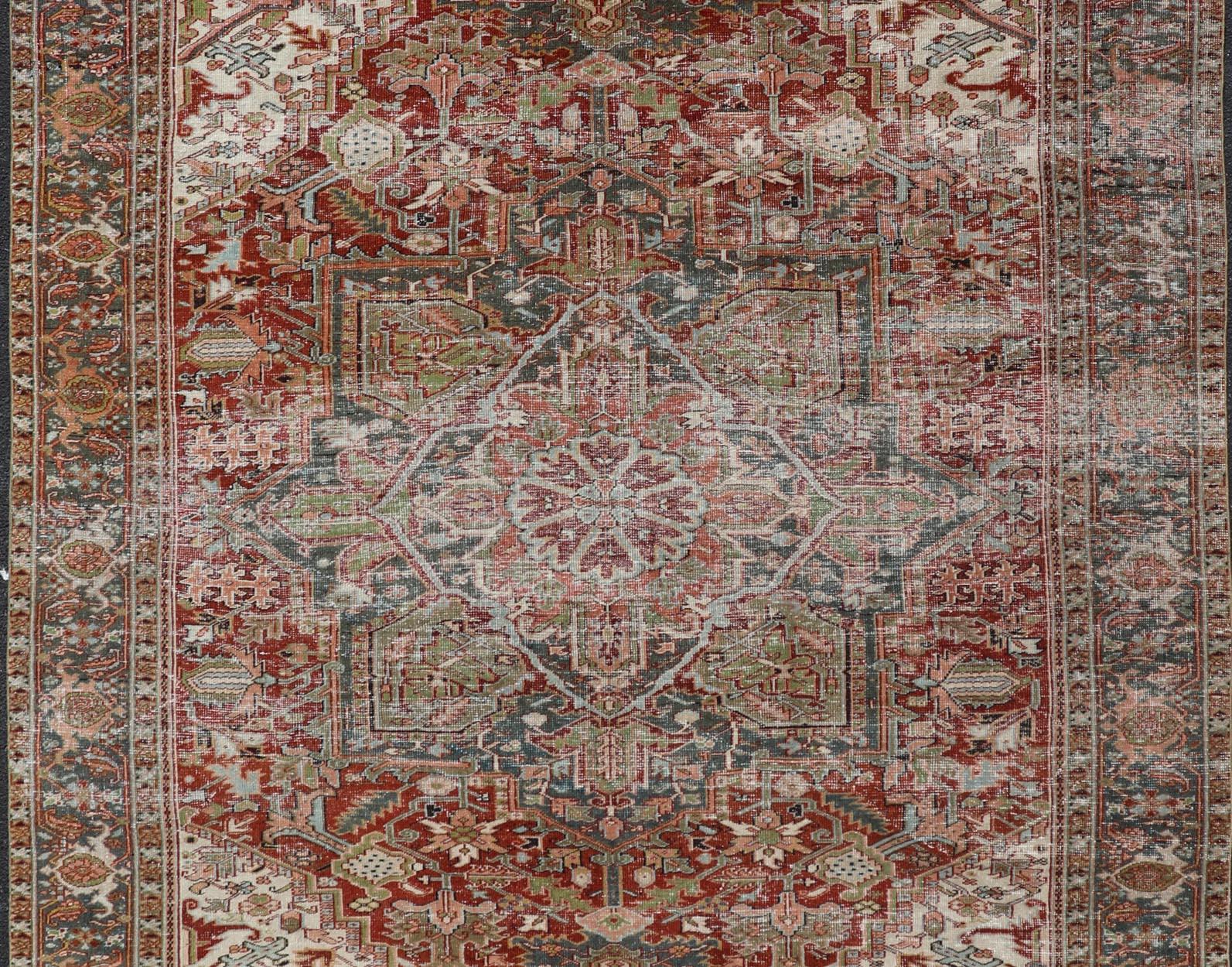 Persischer Heriz-Teppich in reichhaltiger Farbpalette und Medaillon-Design 8'10 x 11'1 (20. Jahrhundert) im Angebot