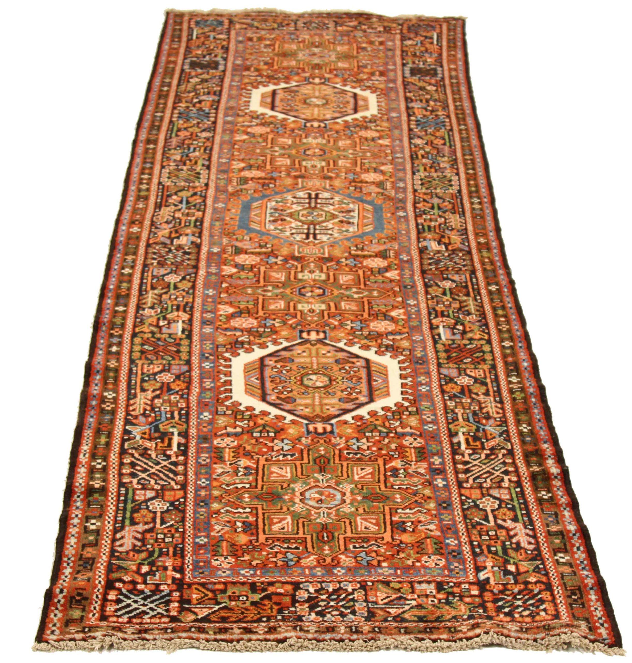 Découvrez l'élégance d'un tapis persan Heriz avec un chemin de table datant de 1880. Conçu avec une attention méticuleuse aux détails, ce design exclusif est parfait pour mettre en valeur votre espace.