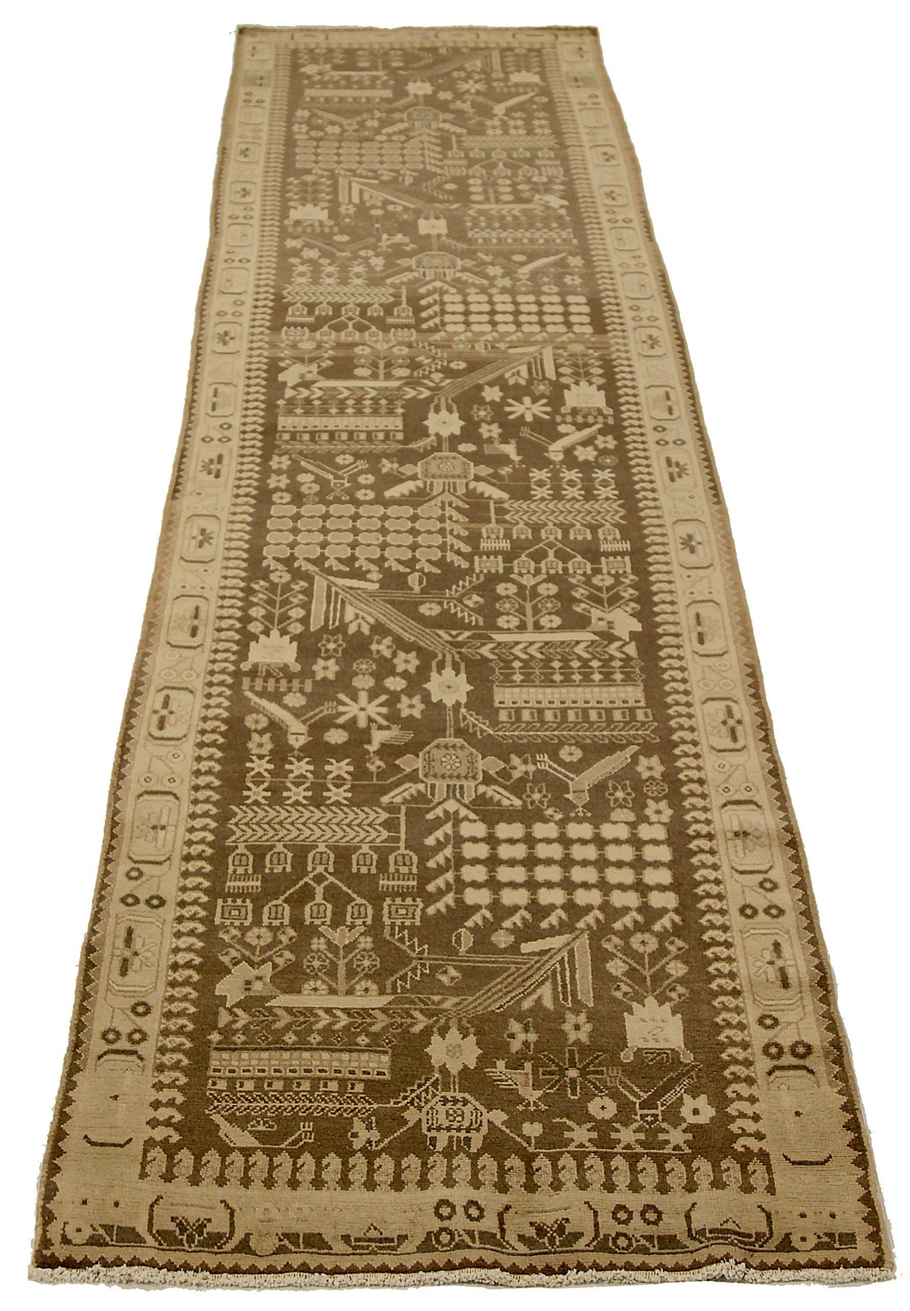 Entdecken Sie die Eleganz des persischen Heriz mit Läufer aus der Zeit um 1880. Dieses exklusive Design, das mit viel Liebe zum Detail entworfen wurde, ist perfekt, um Ihren Raum zu verschönern.