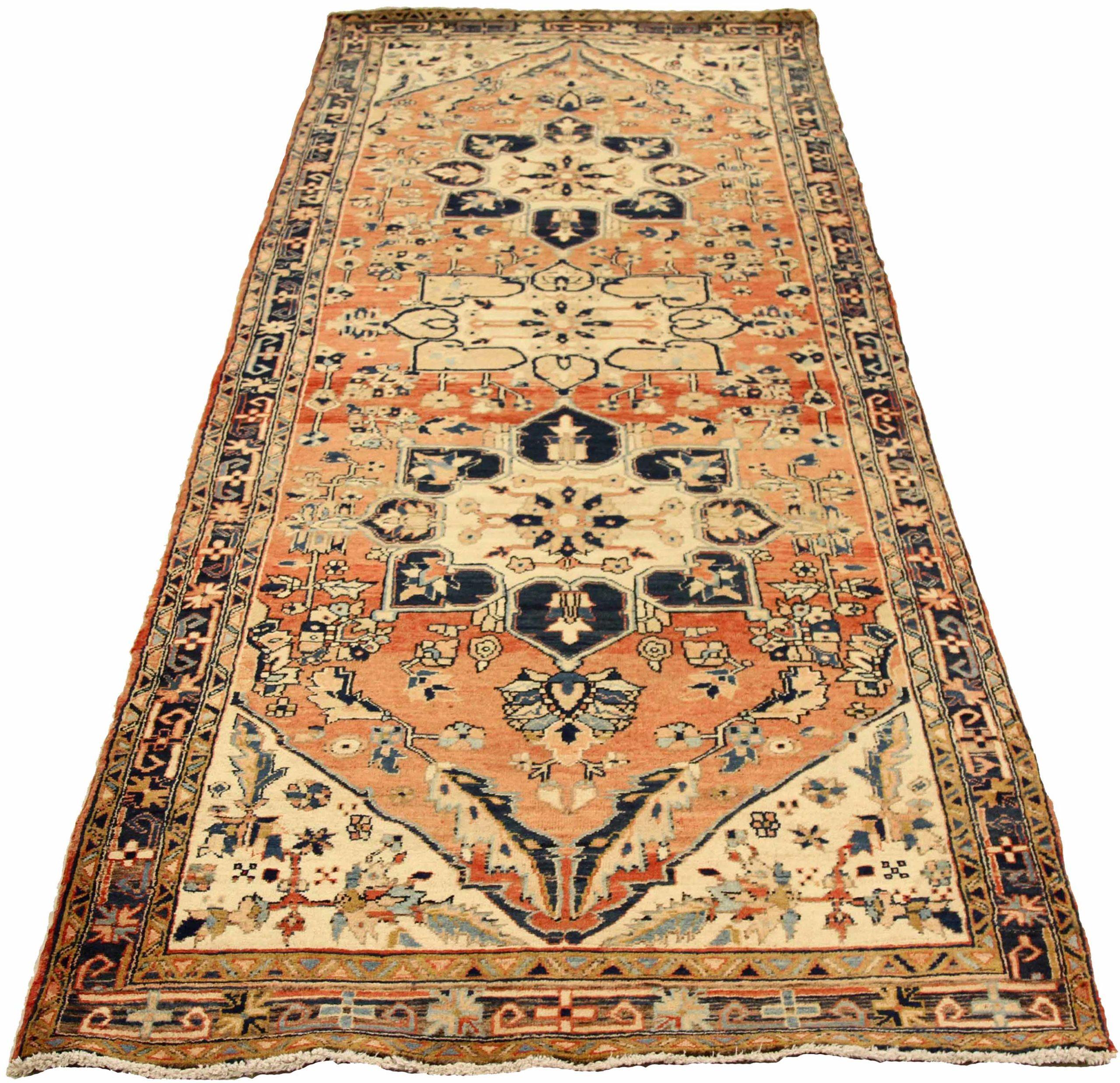 Entdecken Sie die Eleganz des persischen Heriz mit Läufer aus der Zeit um 1880. Dieses exklusive Design aus Wolle und Schwarz-Elfenbein-Rosa ist perfekt, um Ihren Raum zu verschönern.