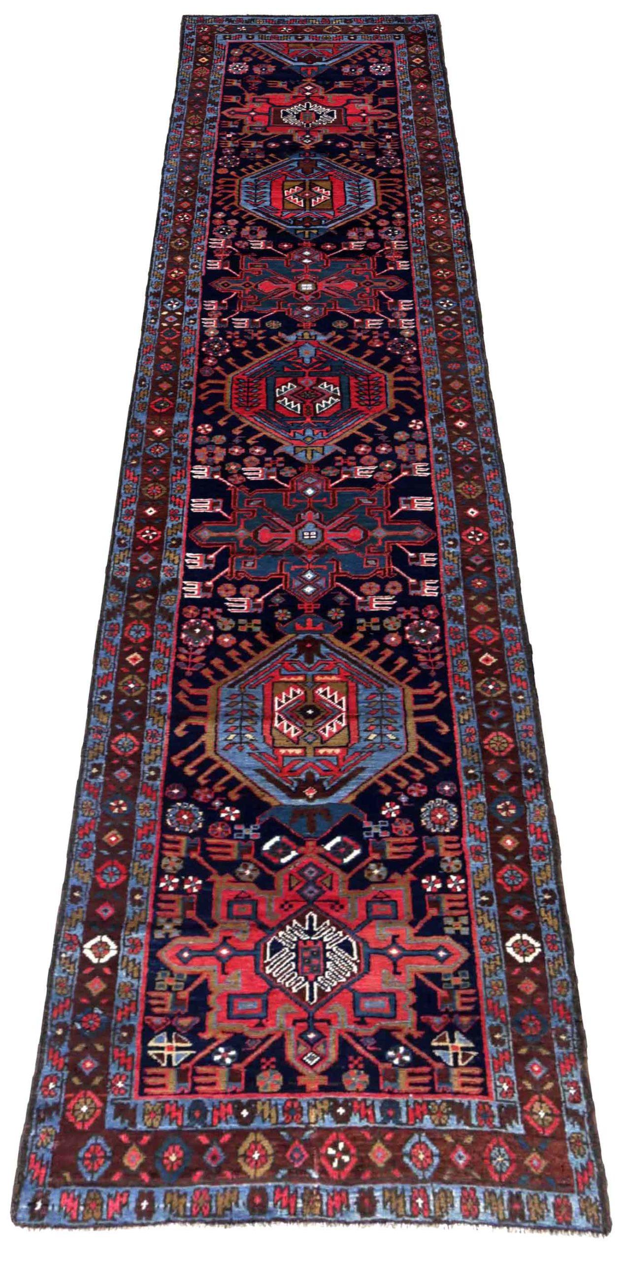 Entdecken Sie die Eleganz des persischen Heriz mit Läufer aus der Zeit um 1880. Dieses exklusive Design aus Wolle und BlauMarineblauRot ist perfekt, um Ihren Raum aufzuwerten.