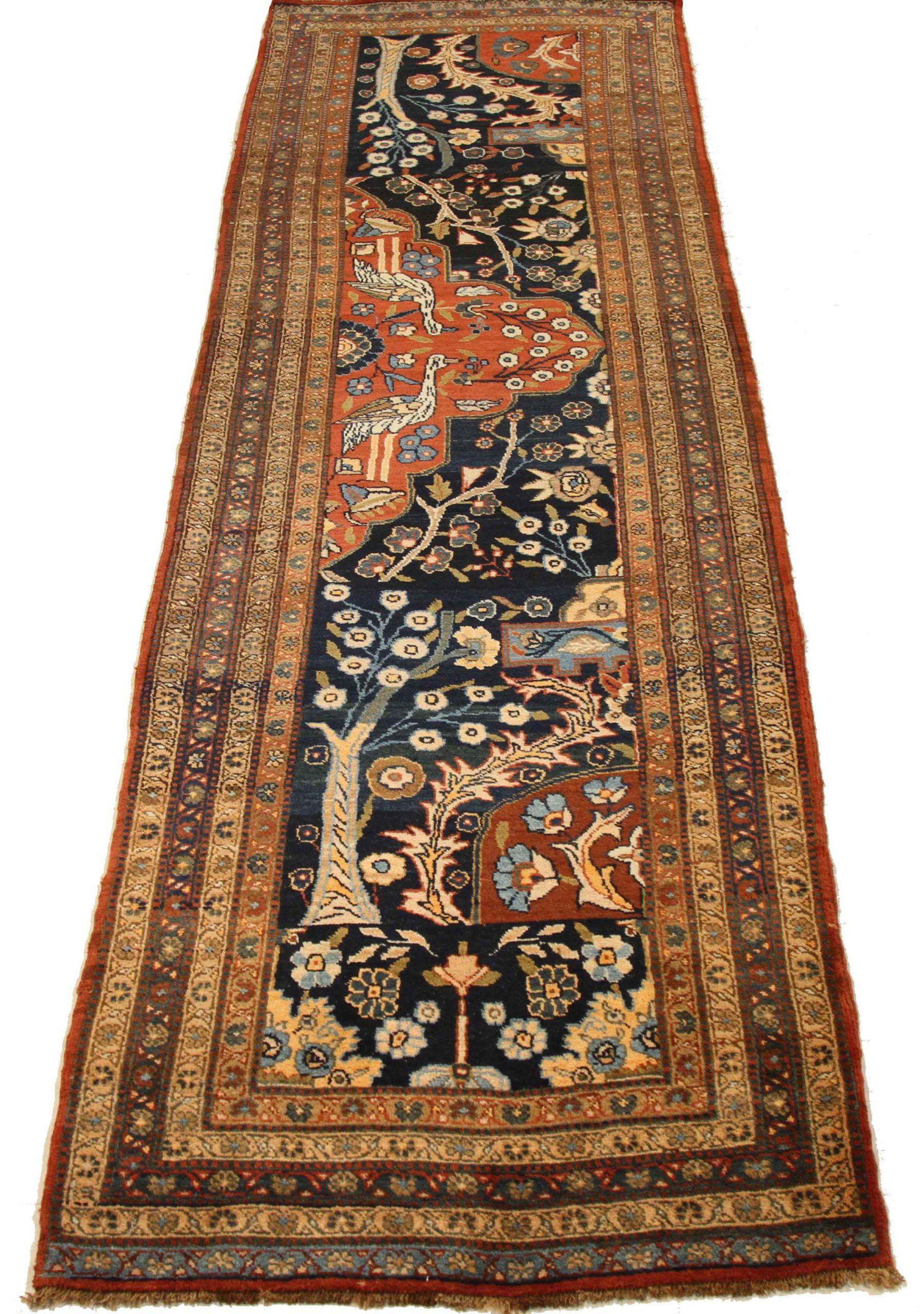Entdecken Sie die Eleganz des persischen Heriz mit Läufer aus der Zeit um 1880. Dieses exklusive Design aus Wolle und ElfenbeinMarineblauRot ist perfekt, um Ihren Raum zu verschönern.