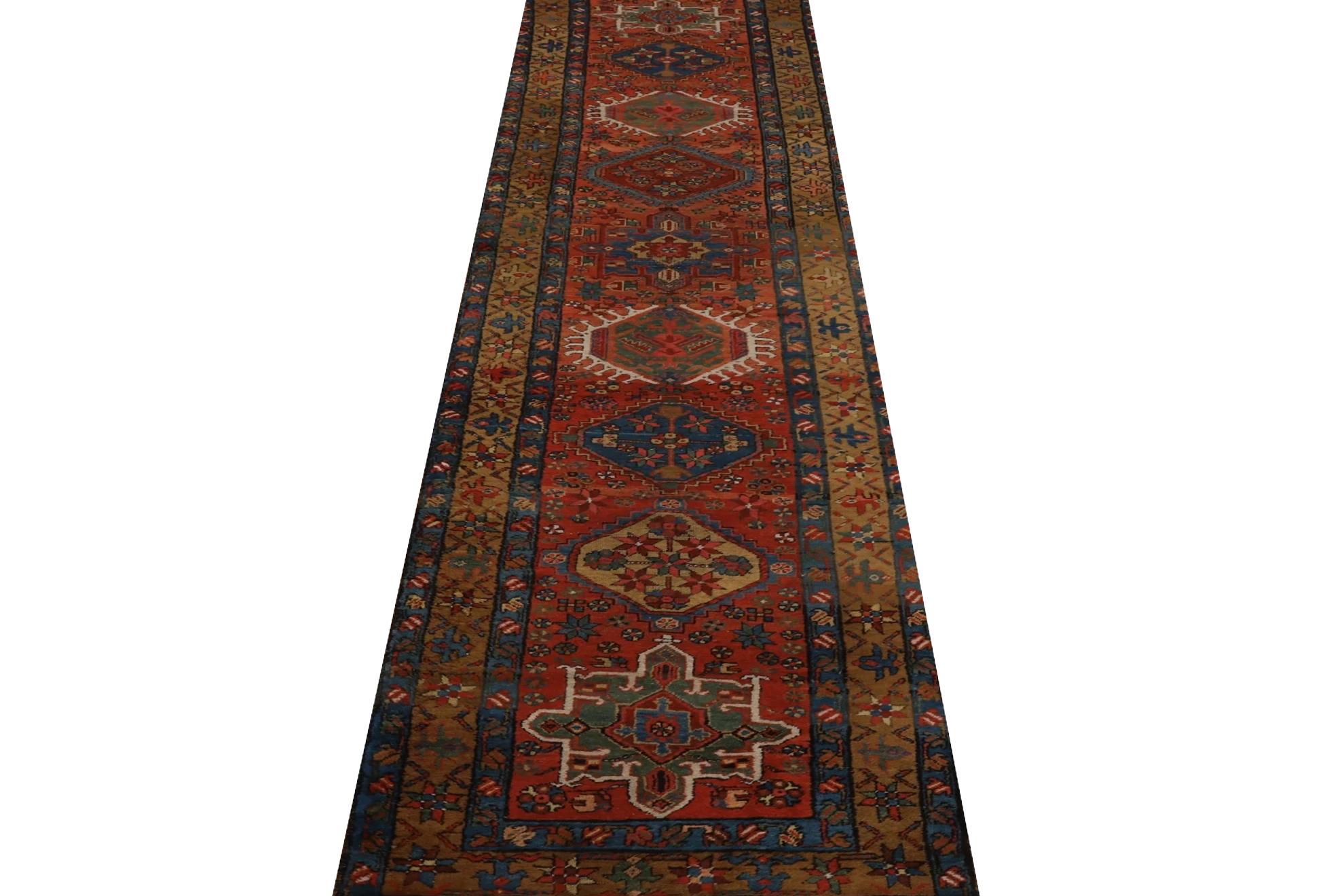Entdecken Sie die Eleganz des persischen Heriz mit Läufer aus der Zeit um 1910. Dieses exklusive Design aus Wolle und BlauGrünRotGelb ist perfekt, um Ihren Raum zu verschönern.