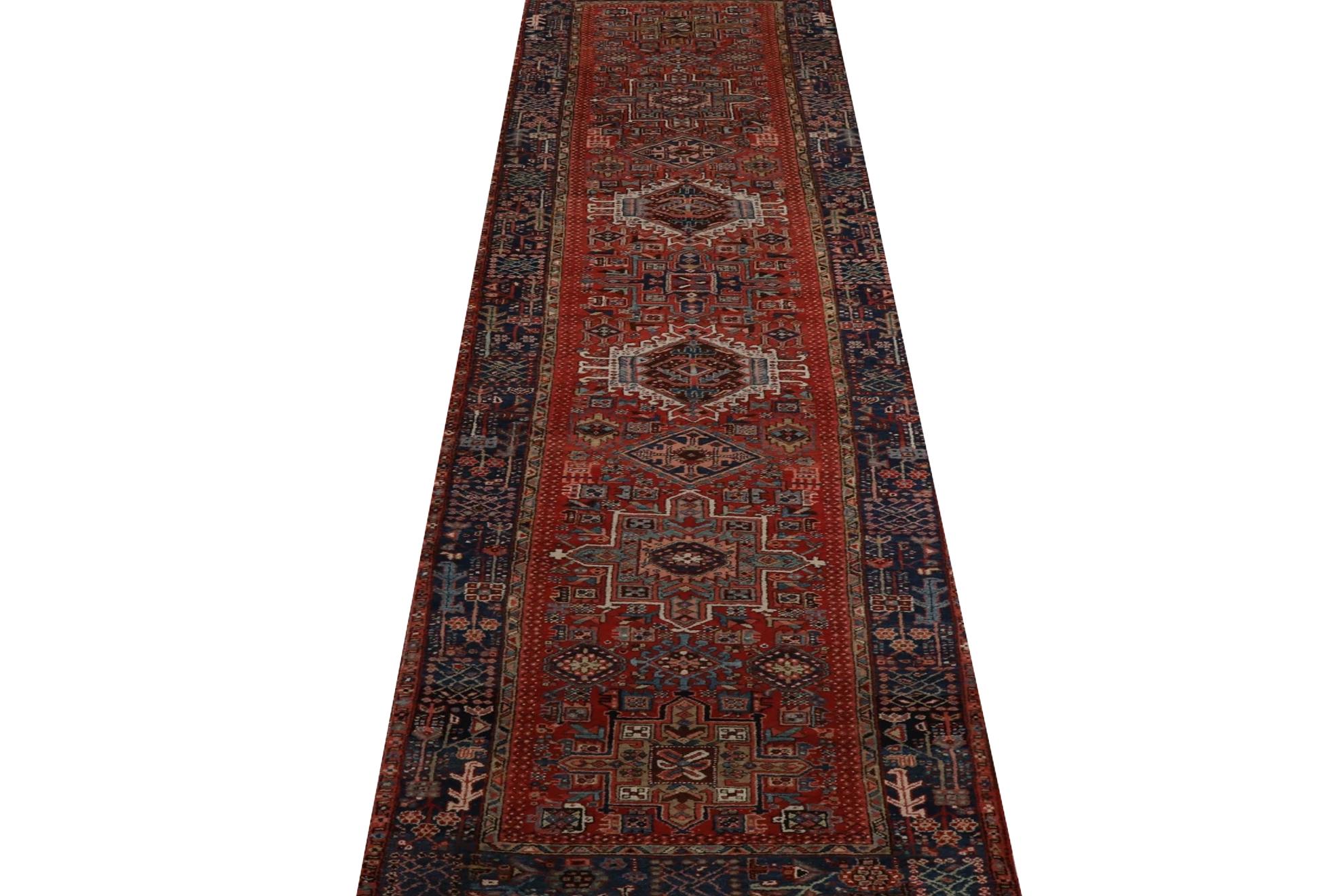 Descubre la elegancia de la alfombra persa Heriz de Circa 1910. Diseñado con Lana y AzulMarfilAzul MarinoRojo, este diseño exclusivo es perfecto para realzar tu espacio.