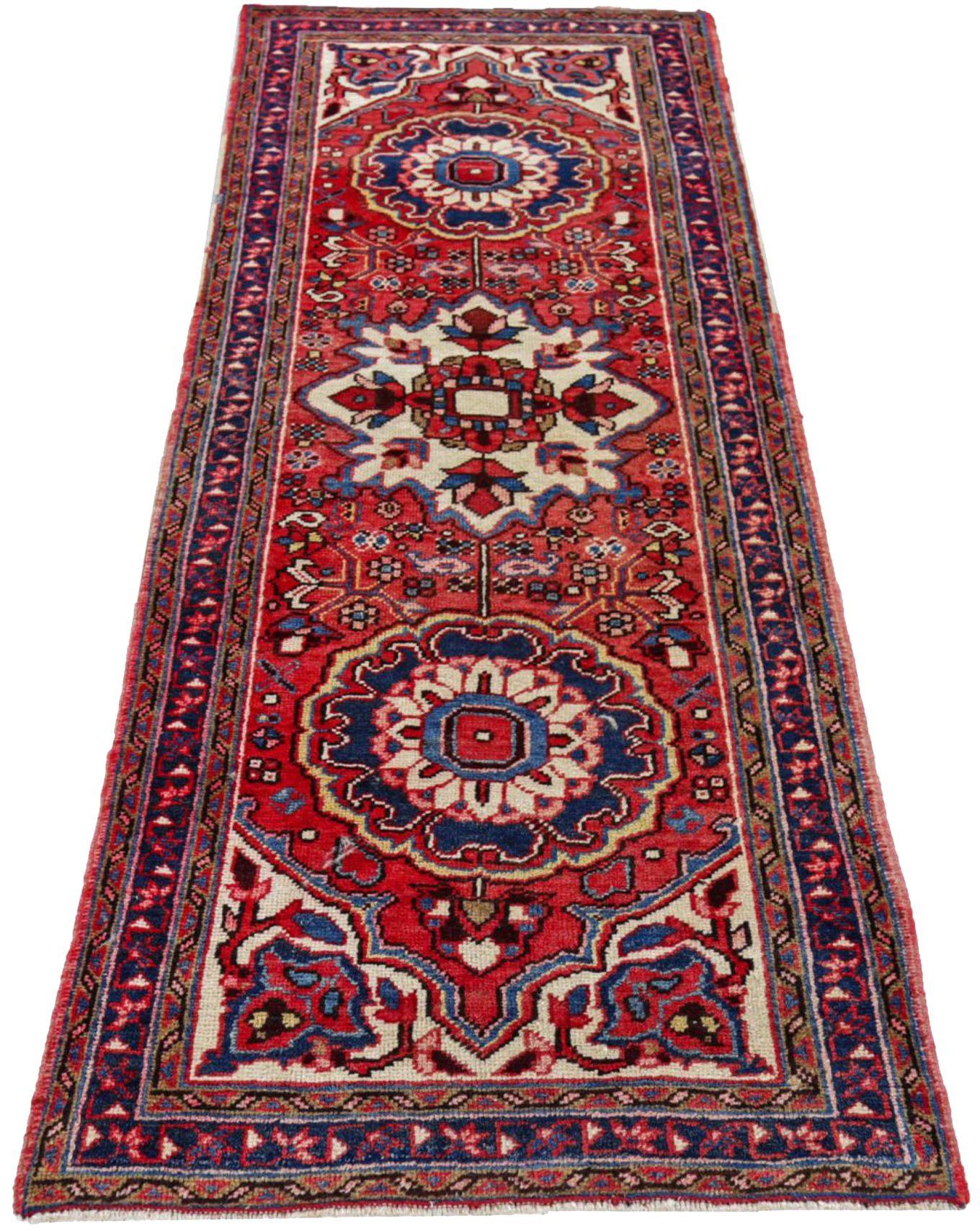 Entdecken Sie die Eleganz des persischen Heriz mit Läufer aus der Zeit um 1910. Dieses exklusive Design aus Wolle und Blau-Elfenbein-Rot ist perfekt, um Ihren Raum zu verschönern.