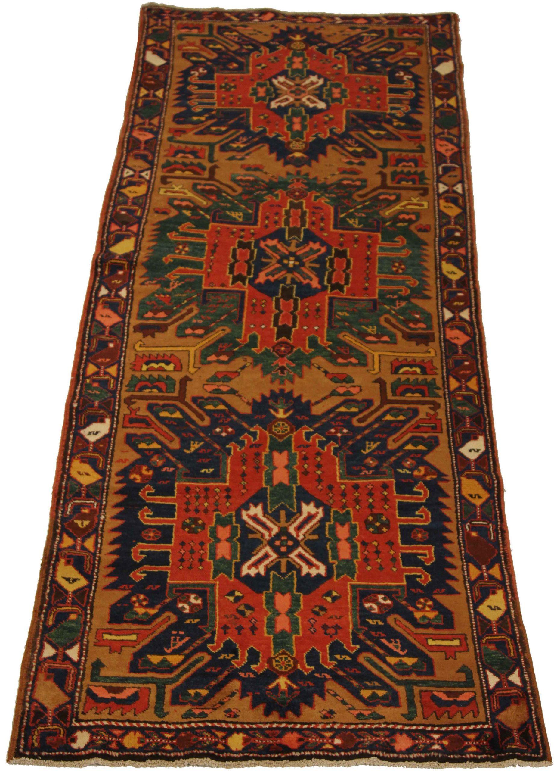 Découvrez l'élégance d'un tapis persan Heriz avec un chemin de table datant de 1910. Conçu avec de la laine et du bleuvert-rouge-jaune, ce design exclusif est parfait pour mettre en valeur votre espace.