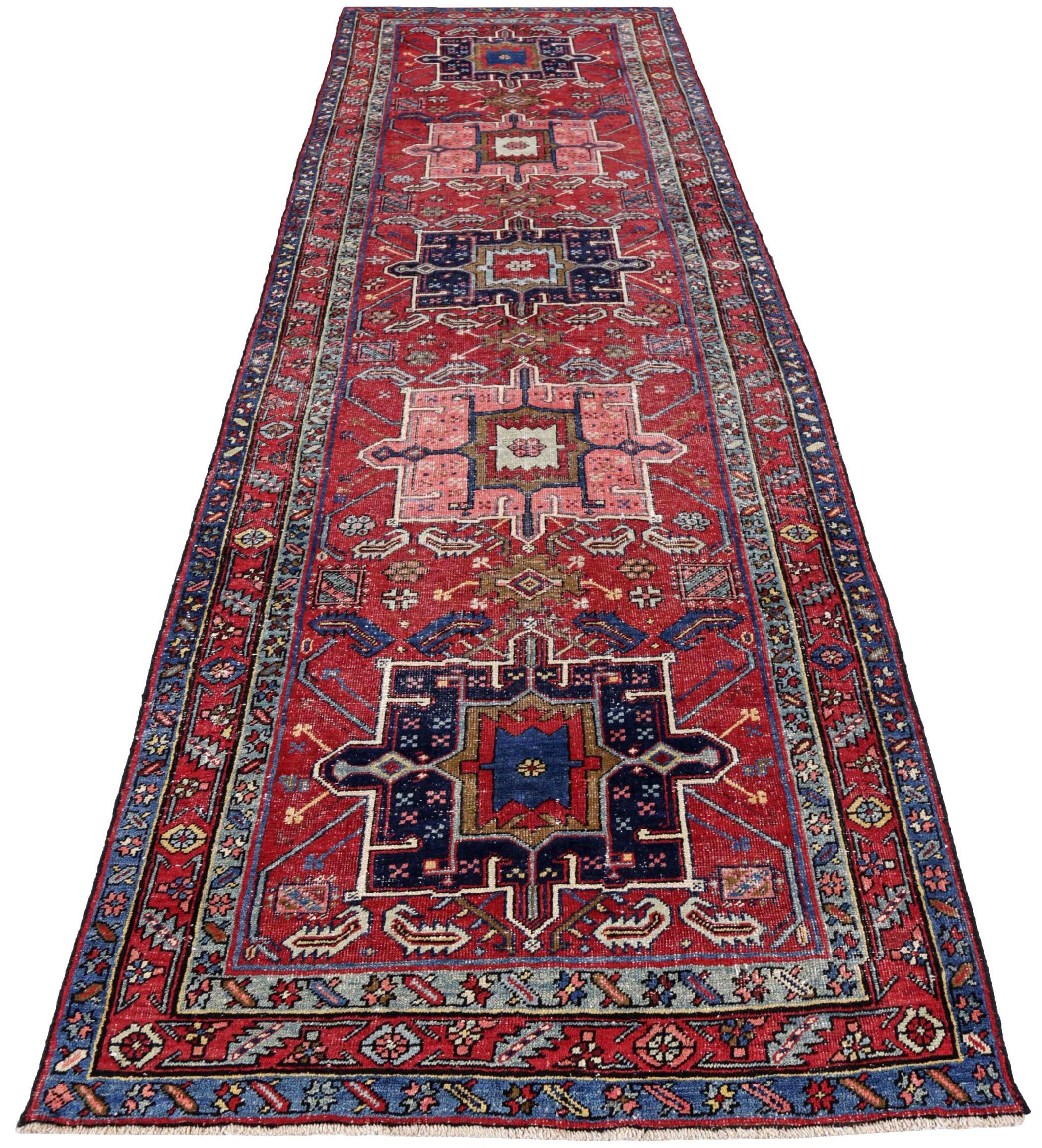 Entdecken Sie die Eleganz des persischen Heriz mit Läufer aus der Zeit um 1910. Dieses exklusive Design aus Wolle und Navy BluePinkRed ist perfekt, um Ihren Raum zu verschönern.