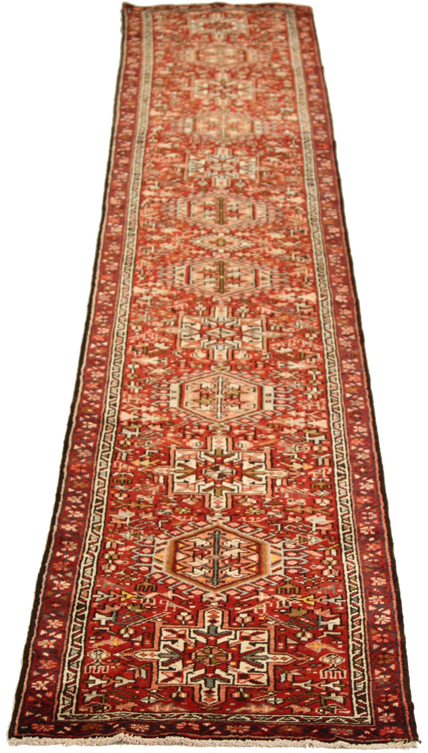Scopri l'eleganza del Tappeto Persiano Heriz con caratteristiche Runner. Progettato con una meticolosa attenzione ai dettagli, questo design esclusivo è perfetto per valorizzare il tuo spazio.