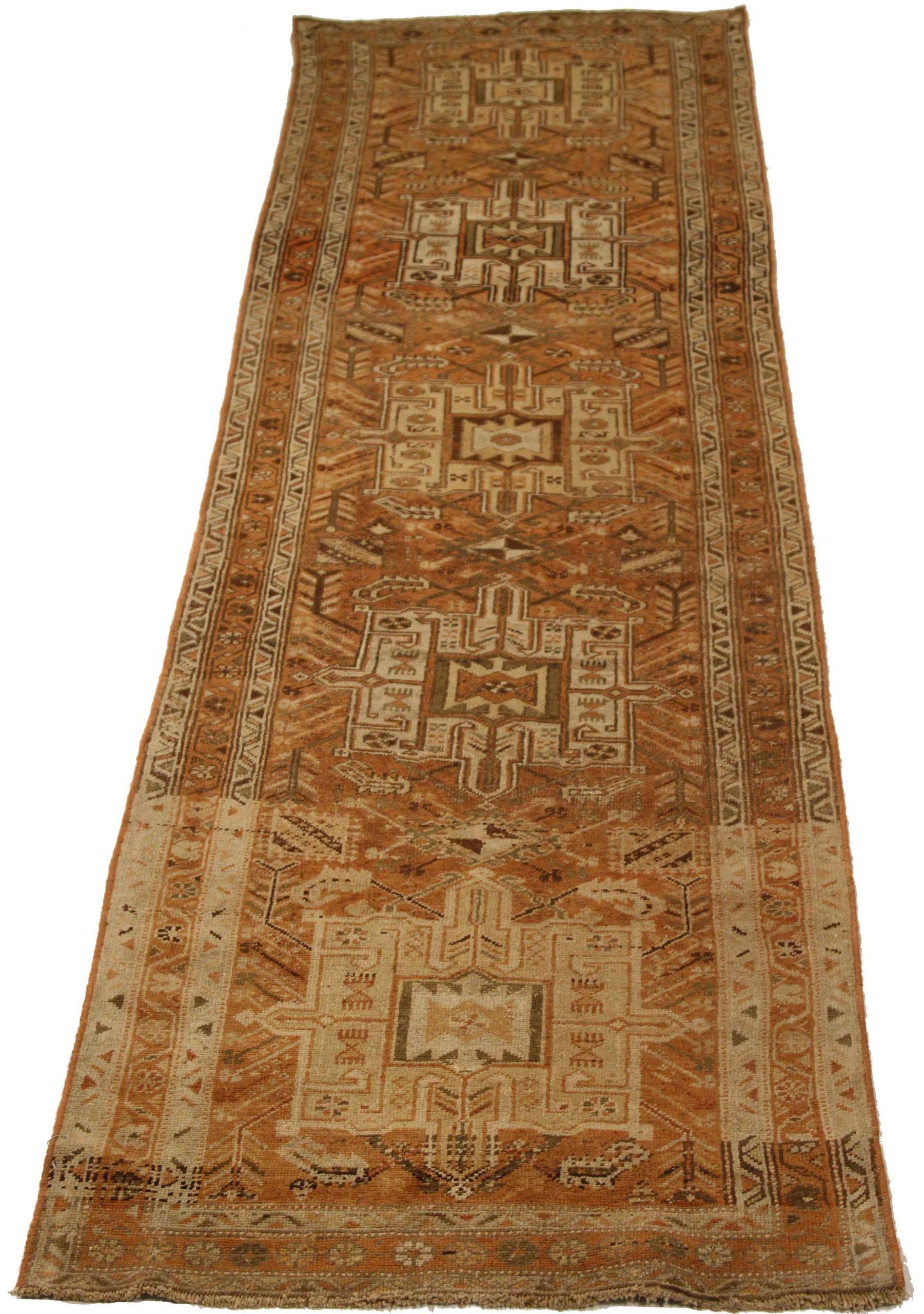 Découvrez l'élégance du tapis de course Persan Heriz. Conçu avec une attention méticuleuse aux détails, ce design exclusif est parfait pour mettre en valeur votre espace.