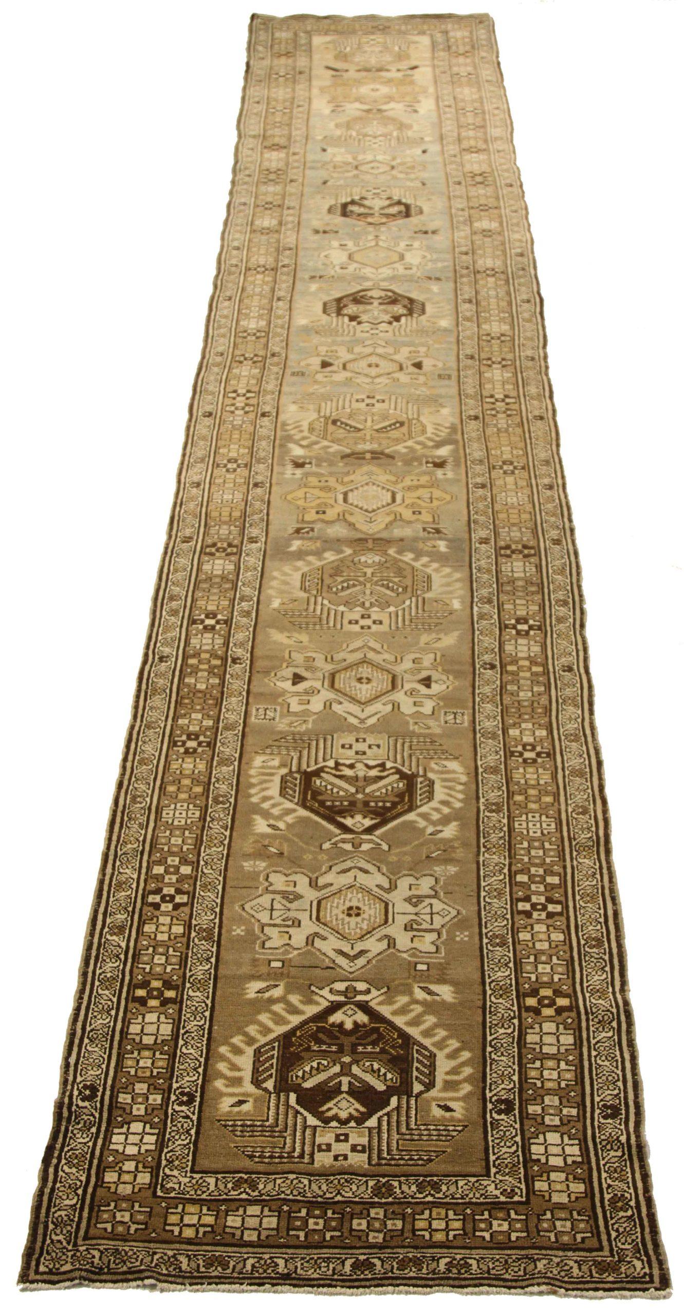 Entdecken Sie die Eleganz des persischen Heriz mit seinem Läufer. Dieses exklusive Design, das mit viel Liebe zum Detail entworfen wurde, ist perfekt, um Ihren Raum zu verschönern.
