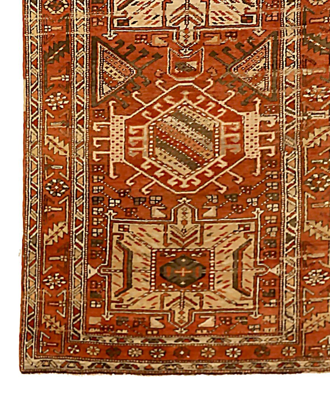 Entdecken Sie die Eleganz des persischen Heriz mit seinem Läufer. Dieses exklusive Design, das mit viel Liebe zum Detail entworfen wurde, ist perfekt, um Ihren Raum zu verschönern.