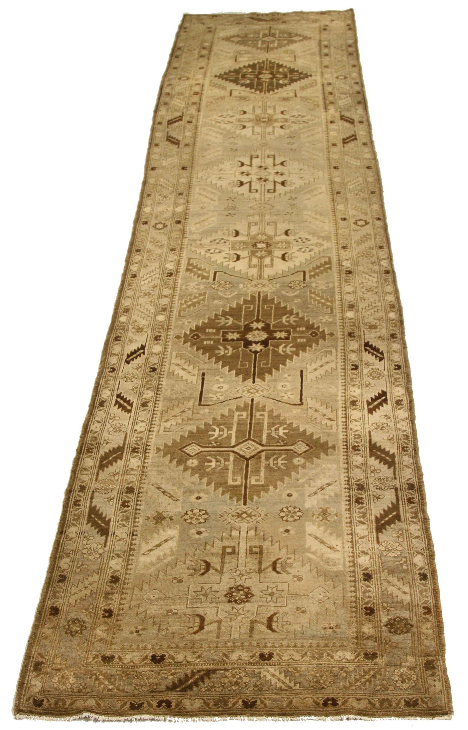 Entdecken Sie die Eleganz des persischen Heriz mit seinem Läufer. Dieses exklusive Design, das mit viel Liebe zum Detail entworfen wurde, ist perfekt, um Ihren Raum zu verschönern.