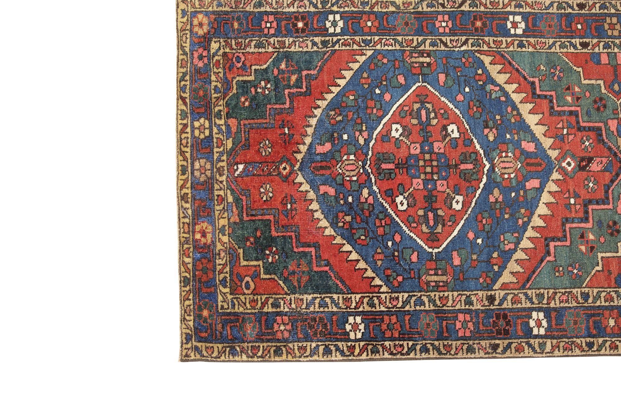 Descubre la elegancia de la alfombra persa Heriz de Circa 1940. Diseñado con Lana y AzulMarrónVerdeMarfilRojo, este diseño exclusivo es perfecto para realzar tu espacio.