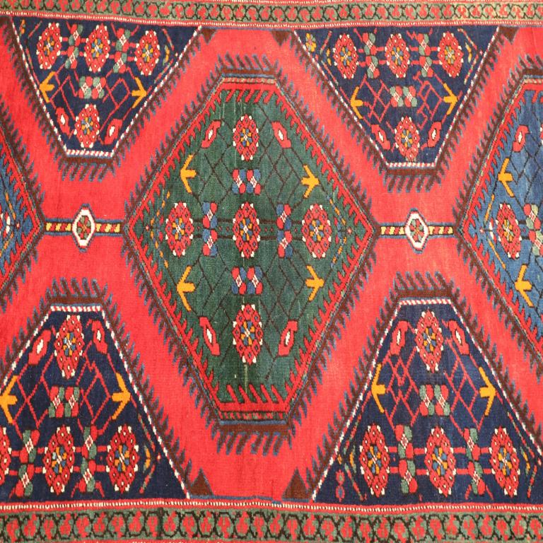 Entdecken Sie die Eleganz des persischen Heriz mit Läufer aus der Zeit um 1880. Dieses exklusive Design aus Wolle und BlauGrünMarineblauRot ist perfekt, um Ihren Raum zu verschönern.