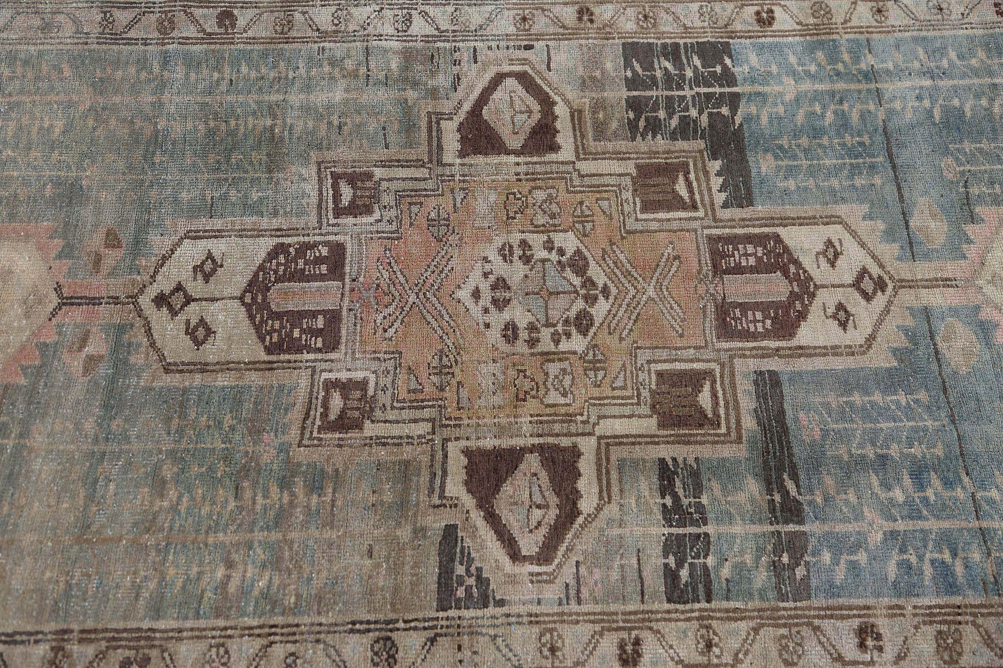 Scopri l'eleganza del tappeto persiano Heriz con caratteristiche Runner, risalente al 1910. Progettato con lana e blu-avorio, questo design esclusivo è perfetto per valorizzare il tuo spazio.