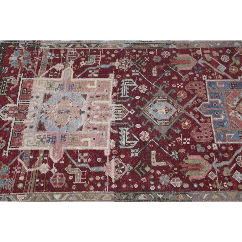 Entdecken Sie die Eleganz des persischen Heriz mit Läufer aus der Zeit um 1880. Dieses exklusive Design aus Wolle und Blau-Elfenbein-Rot ist perfekt, um Ihren Raum zu verschönern.