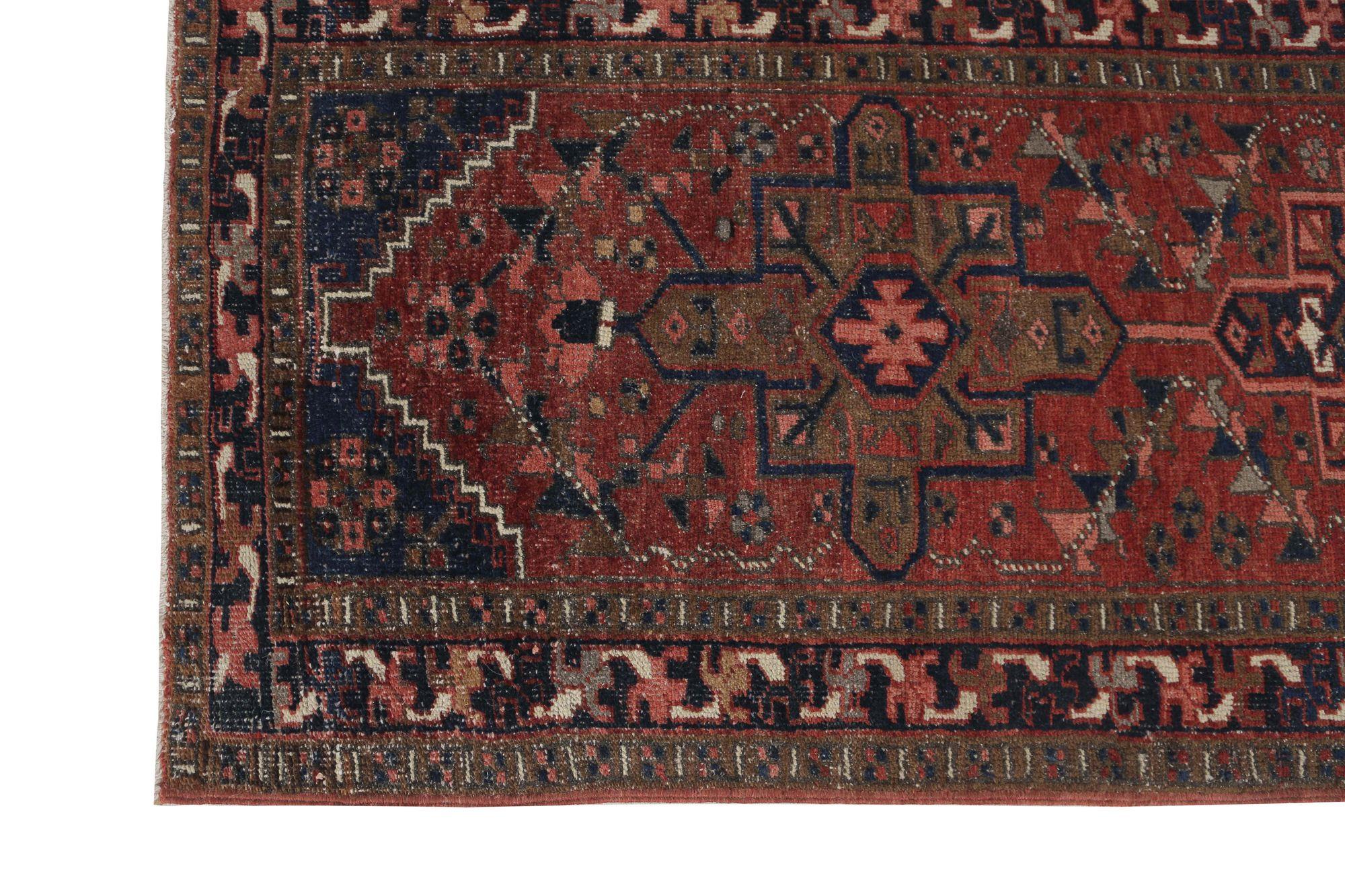 Scopri l'eleganza del tappeto persiano Heriz con caratteristiche Runner, risalente al 1910. Progettato con lana e BrownRed, questo design esclusivo è perfetto per valorizzare il tuo spazio.