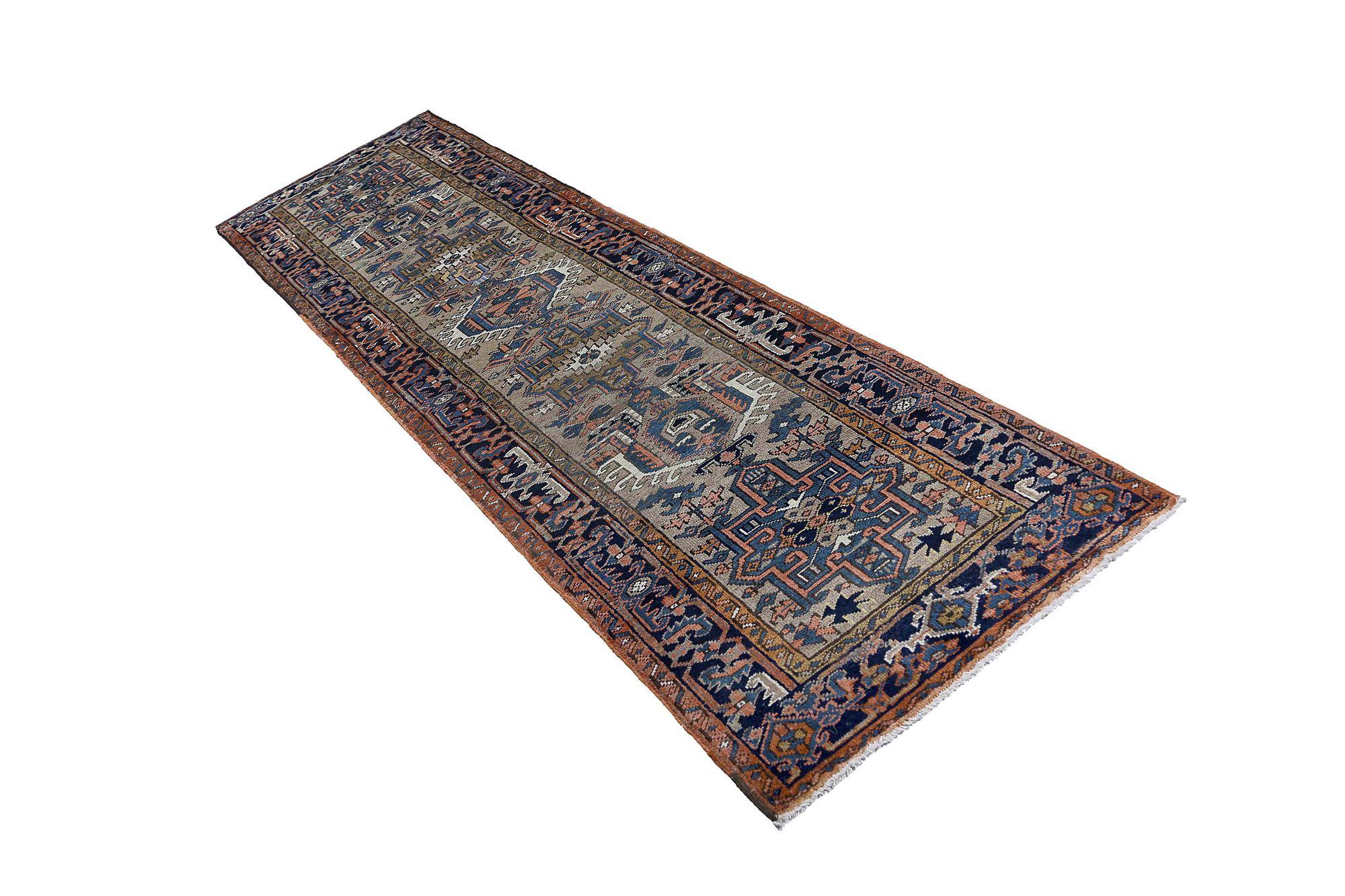 Entdecken Sie die Eleganz des persischen Heriz mit Läufer aus der Zeit um 1880. Dieses exklusive Design aus Wolle und Elfenbein-Marineblau eignet sich perfekt zur Verschönerung Ihres Raums.