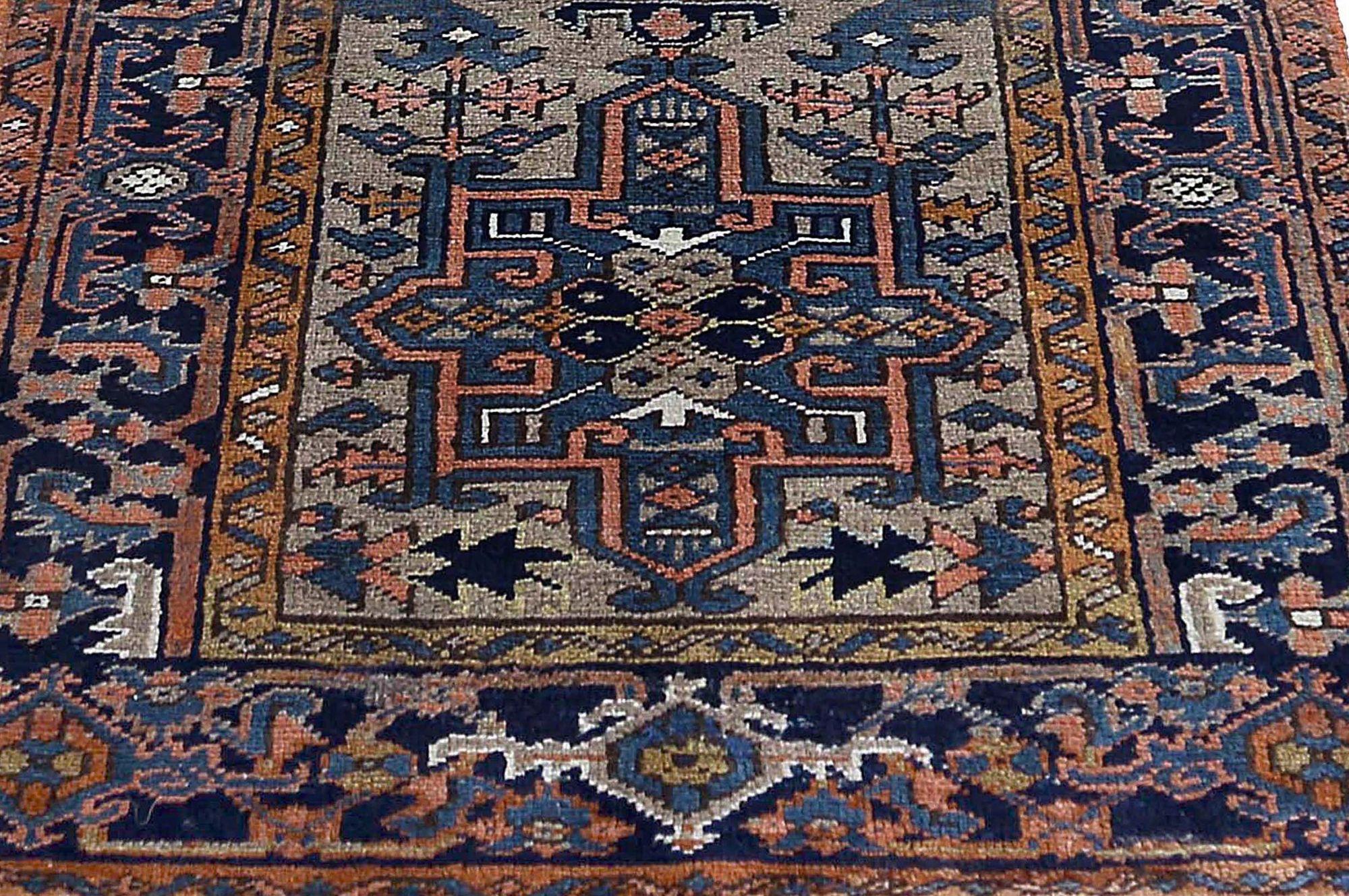 Persischer Heriz-Läufer aus Wolle - Elfenbein, Marineblau, Design - 96911 (Irakisch) im Angebot