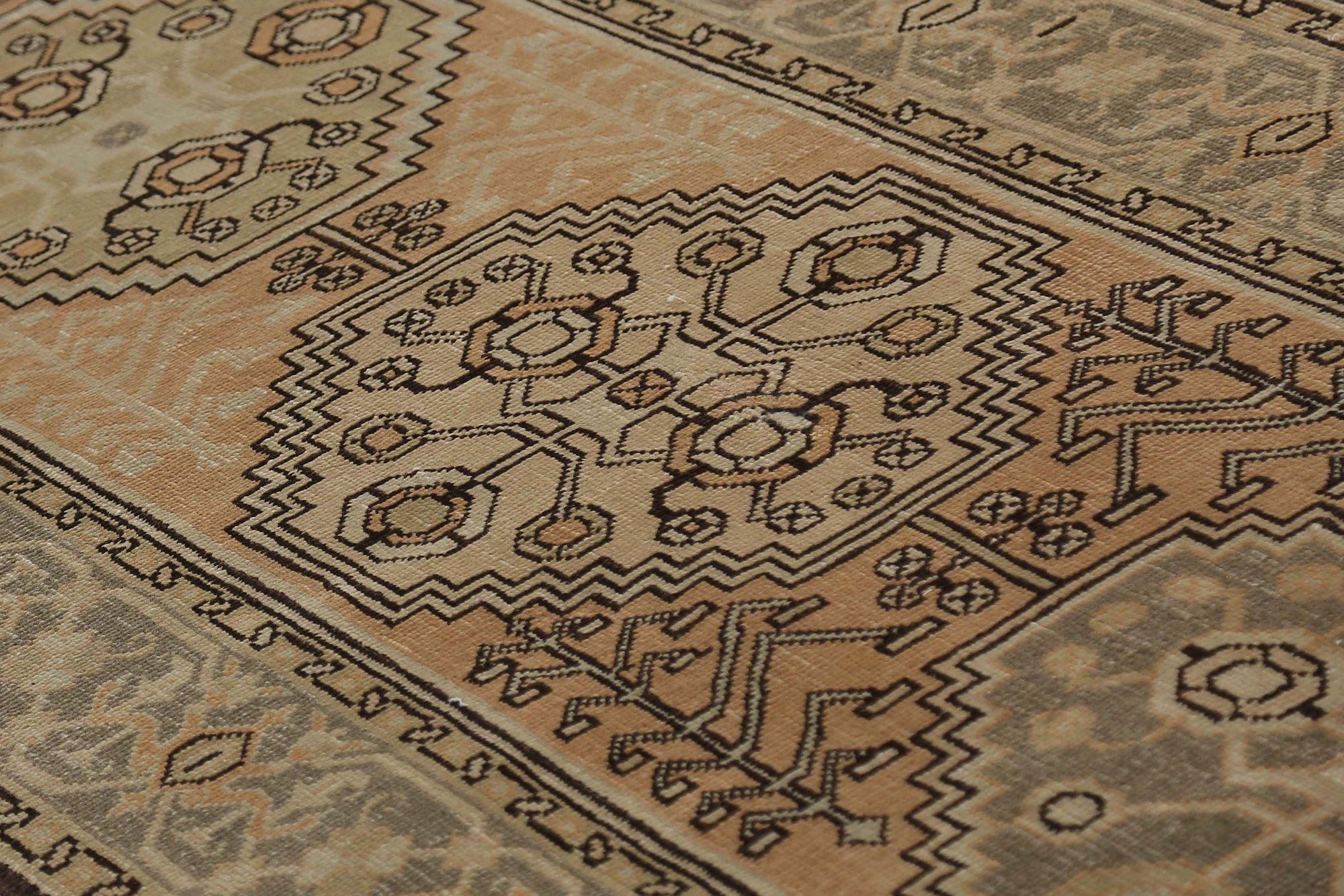 Persischer Heriz-Läufer aus Wolle in Elfenbein und Taupe mit Design - 97736 (Irakisch) im Angebot