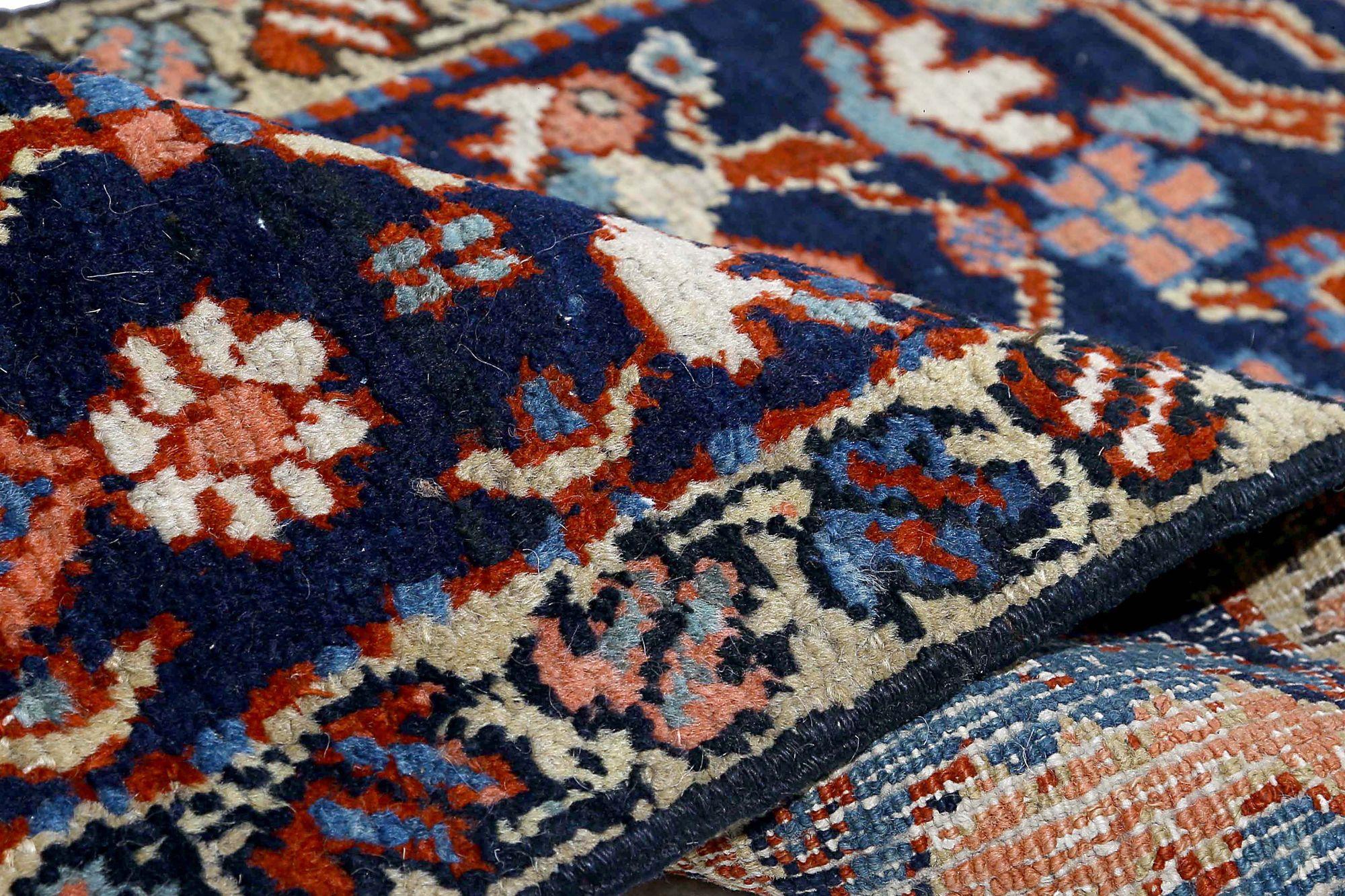 Entdecken Sie die Eleganz des persischen Heriz mit Läufer aus der Zeit um 1880. Dieses exklusive Design aus Wolle und Marineblau ist perfekt, um Ihren Raum zu verschönern.
