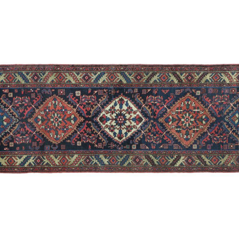 Persischer Heriz-Läufer aus Wolle in Marineblau mit Design - 97438 (Irakisch) im Angebot